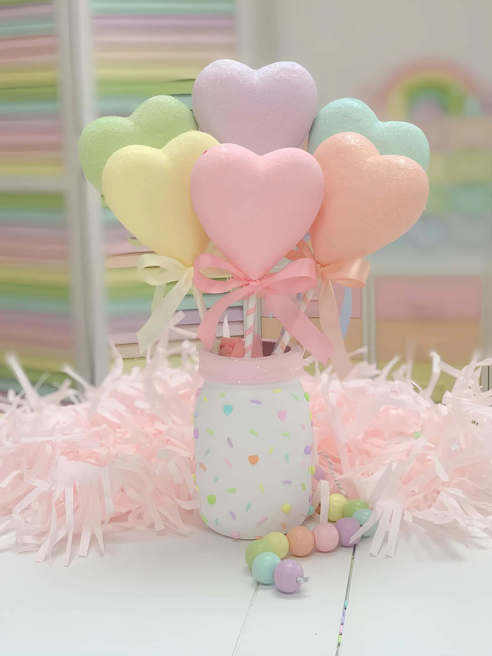 复活节粉彩色 Mason 罐子，装饰有闪亮的心形球和图案