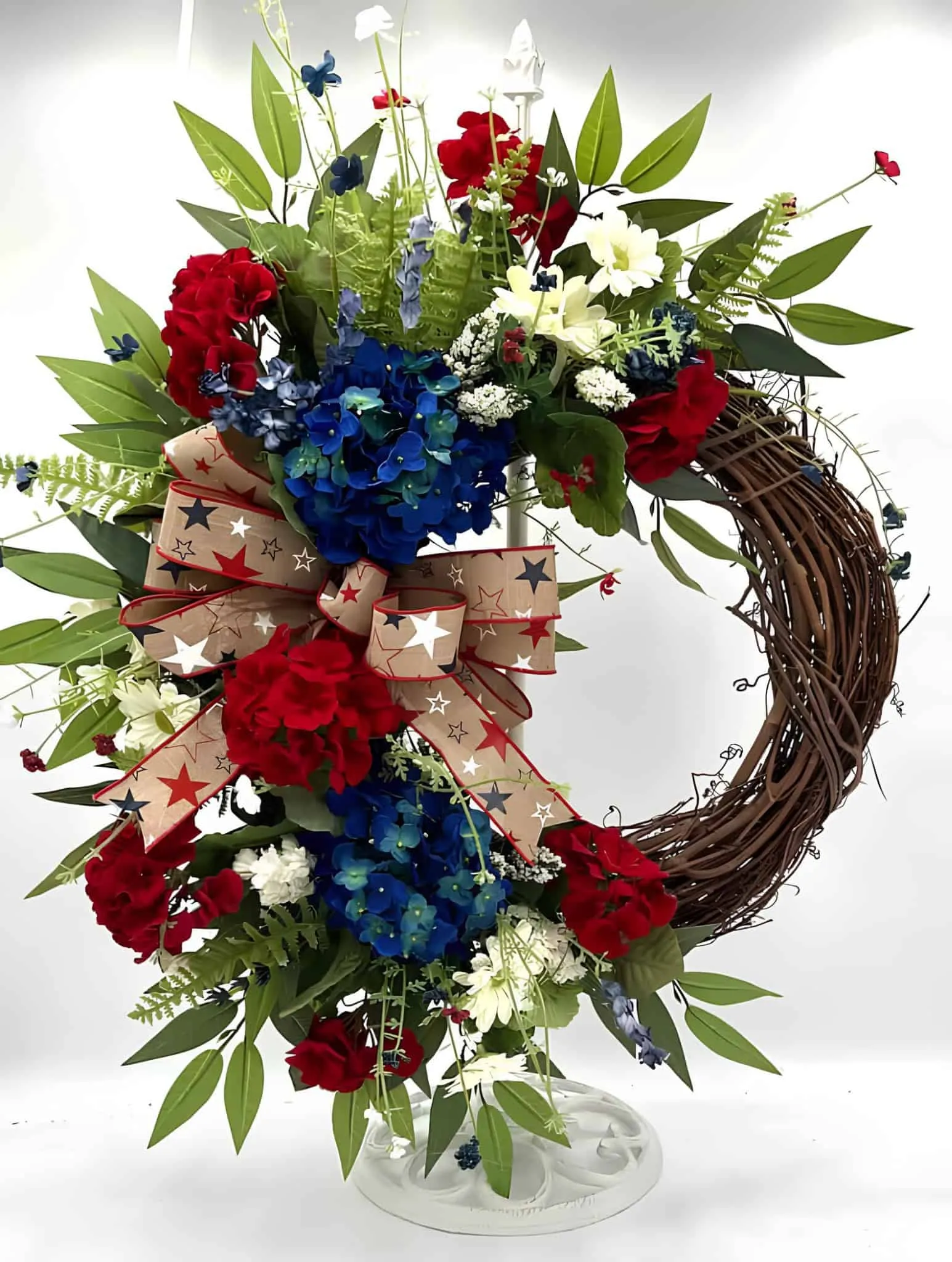 红、白、蓝花朵的美丽组合，配有绿色和丝绸丝带配星