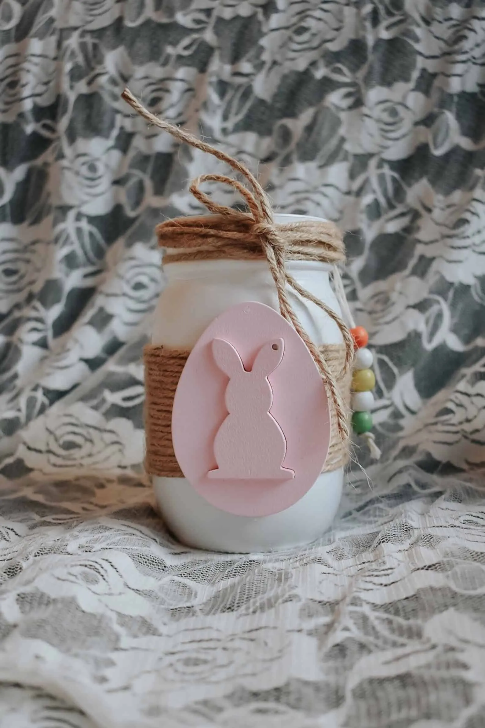 白色乡村复活节 Mason 罐子，装饰绳子和粉色标签配兔子蛋