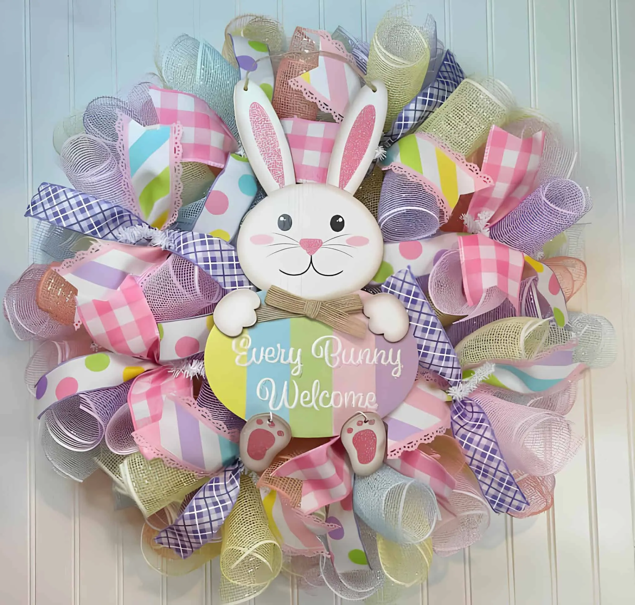 明亮的装饰网门饰，配有粉彩丝带、兔子和欢迎标志
