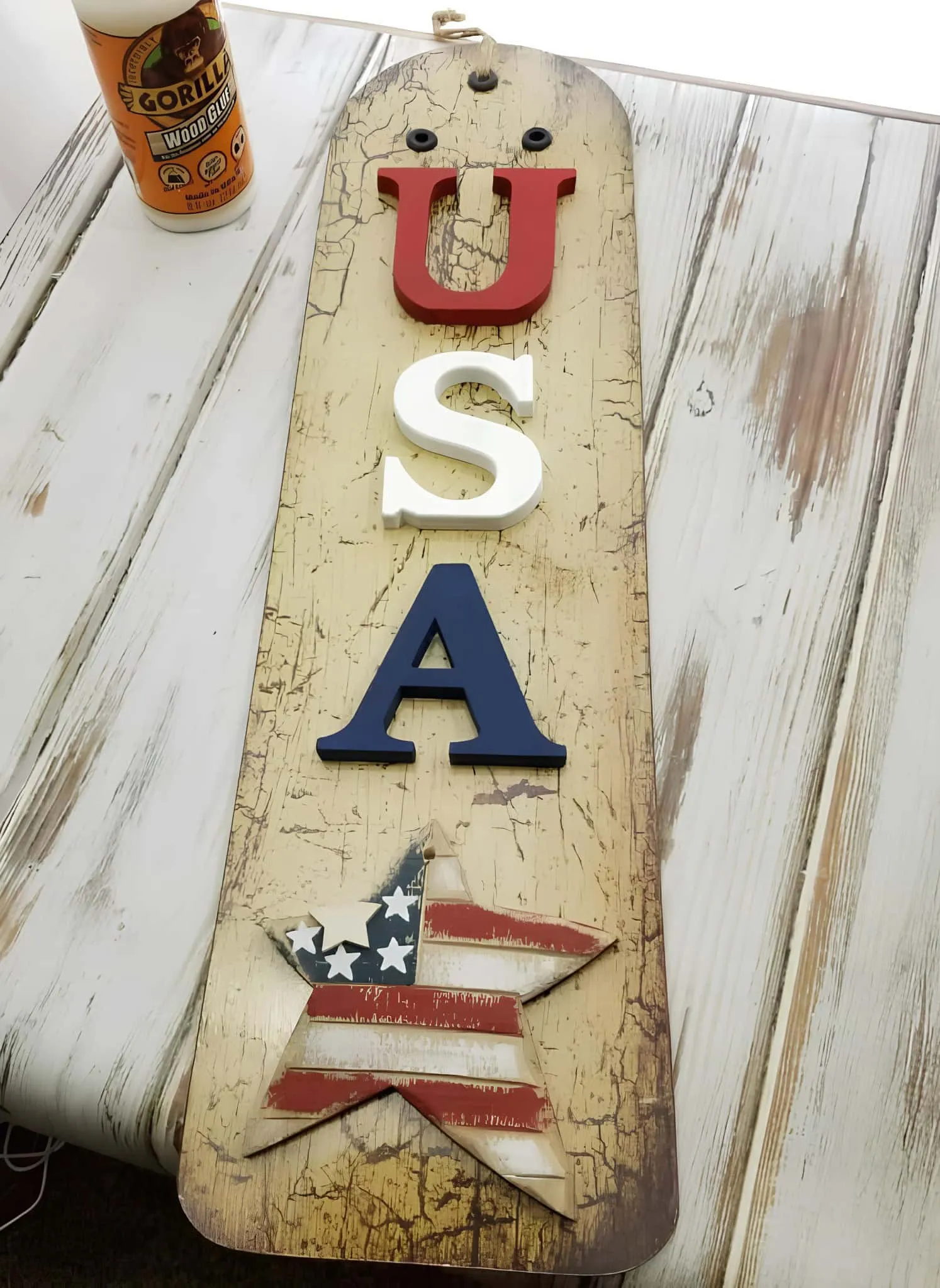 带有星形细节的垂直美国木板，有磨损的表面