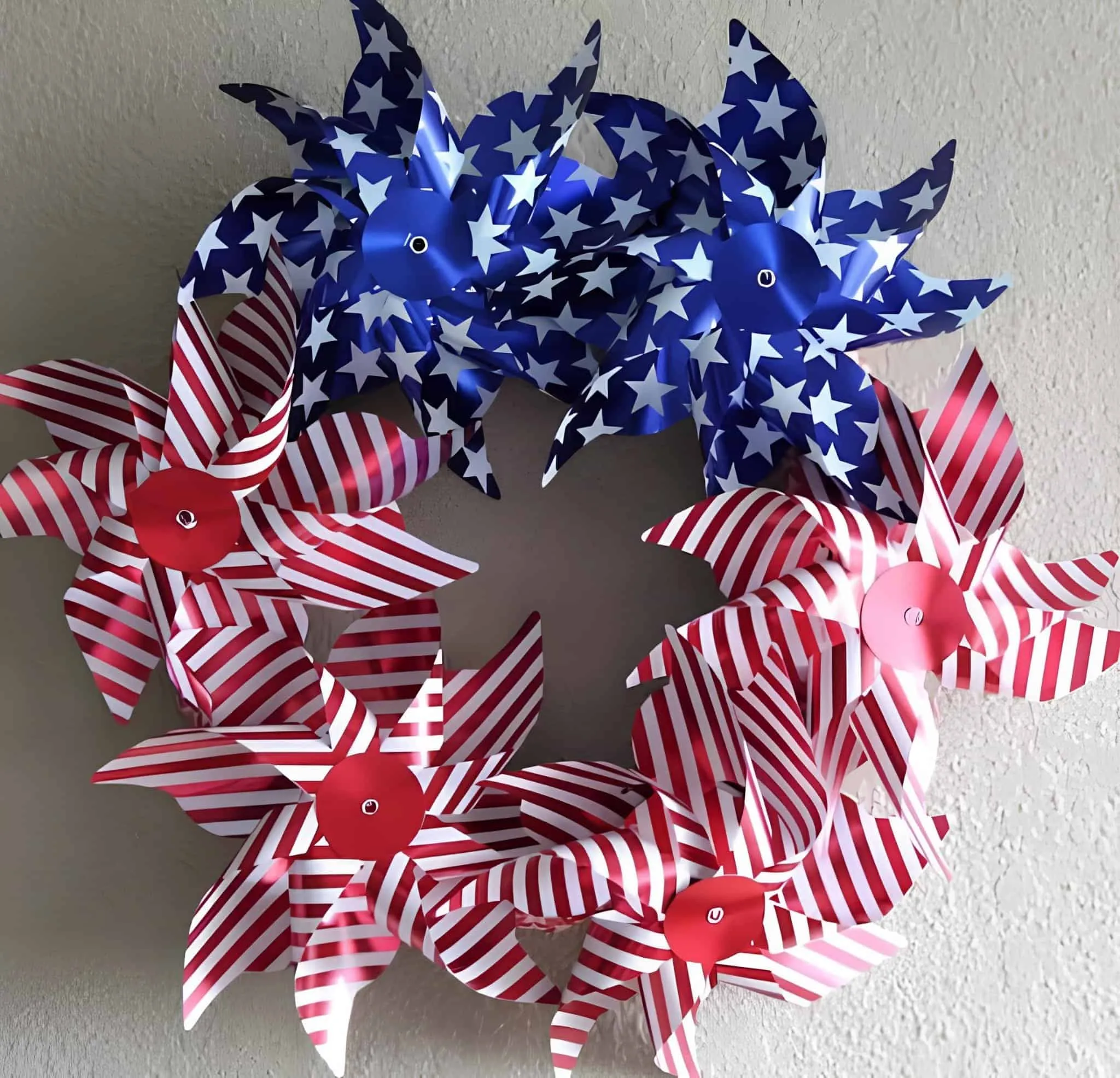 红、白、蓝风车，排列在节日爱国花环中