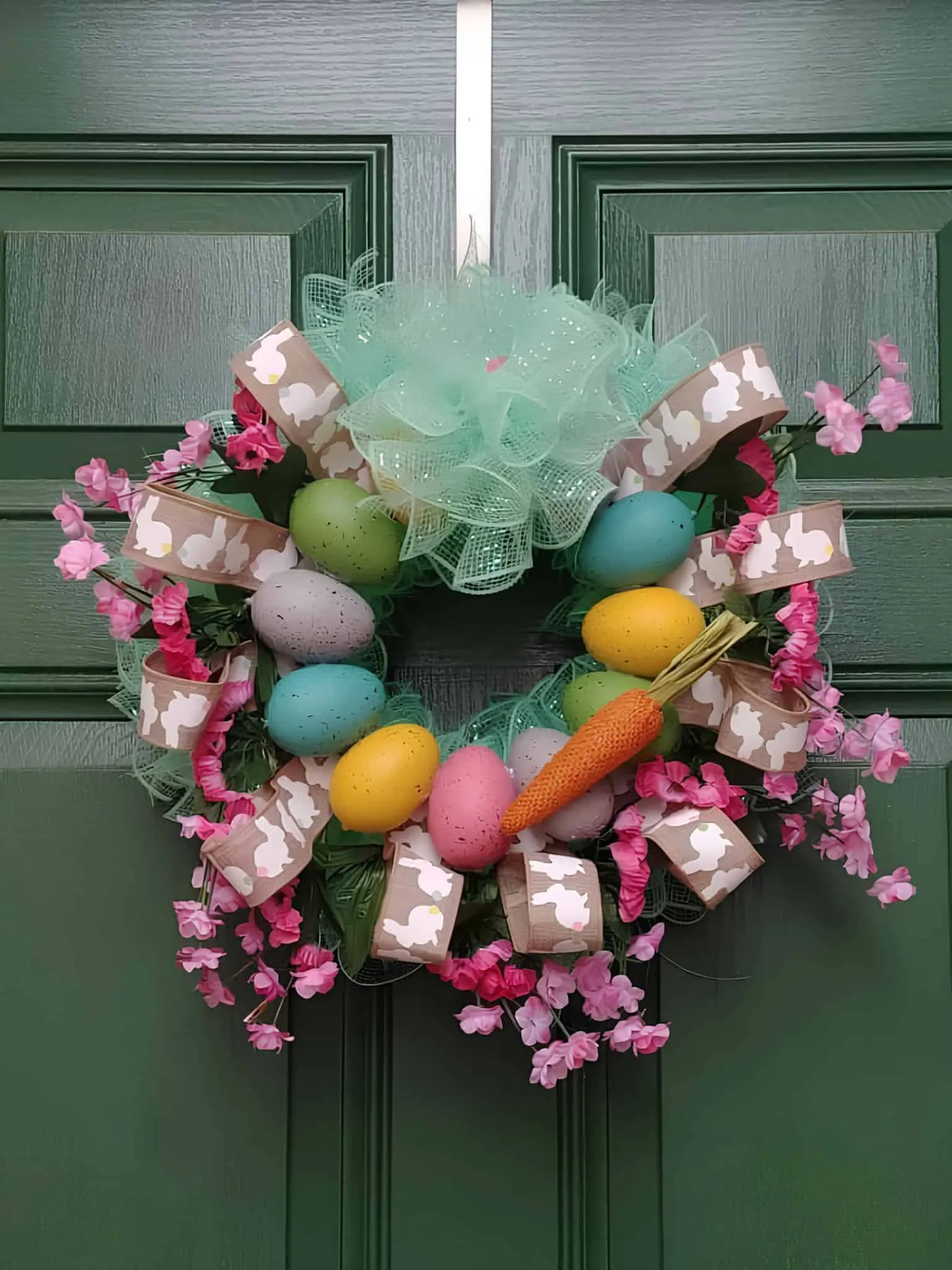 可爱门饰，配有毛绒兔尾，装饰有彩虹丝带