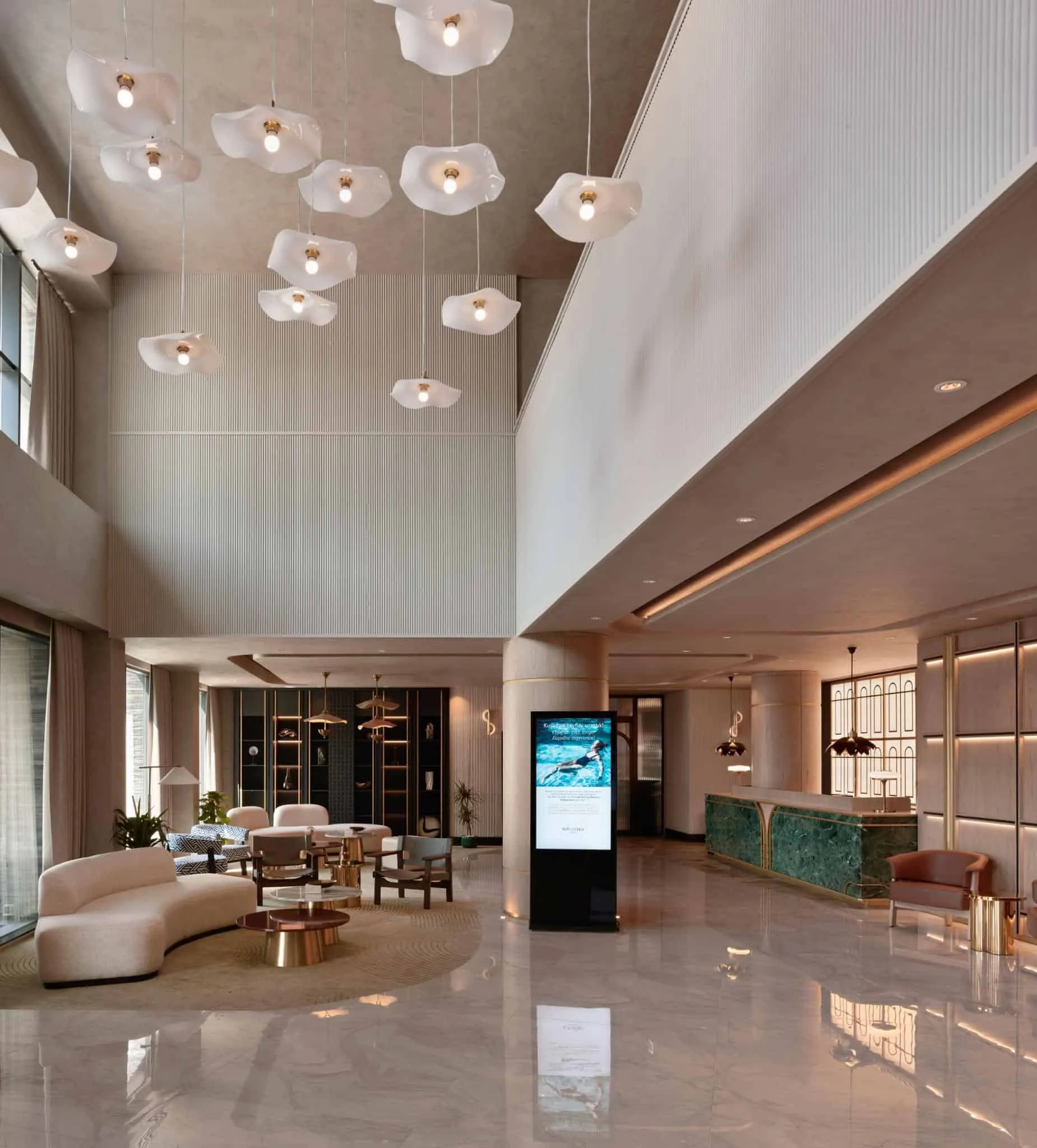 库萨达斯奢华世界酒店大堂设计 奢华酒店大堂配有雕塑式照明、大理石地板和现代家具