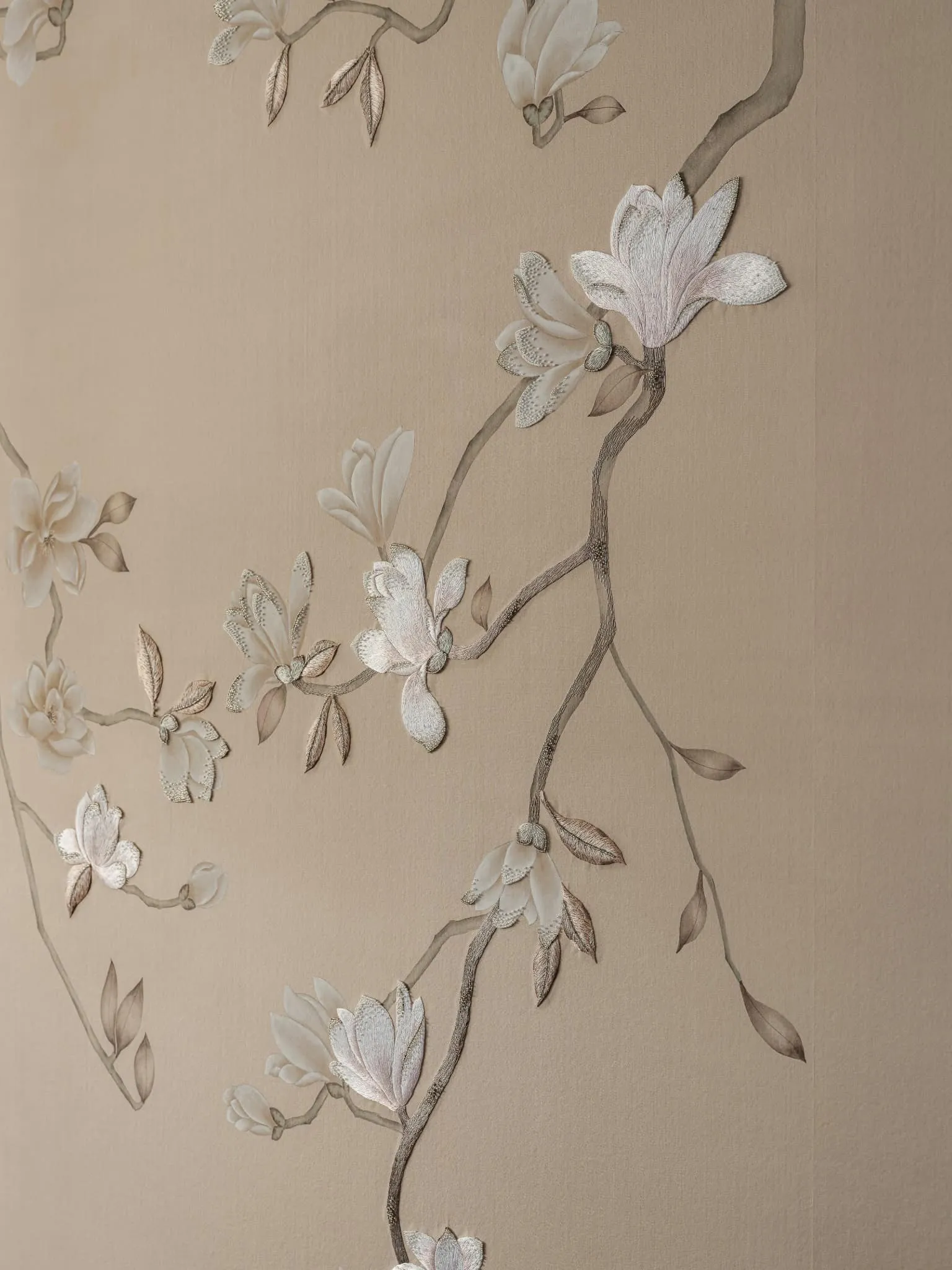 Крупний план рельєфних квіткових шпалер із деталізованими текстурами пелюсток.