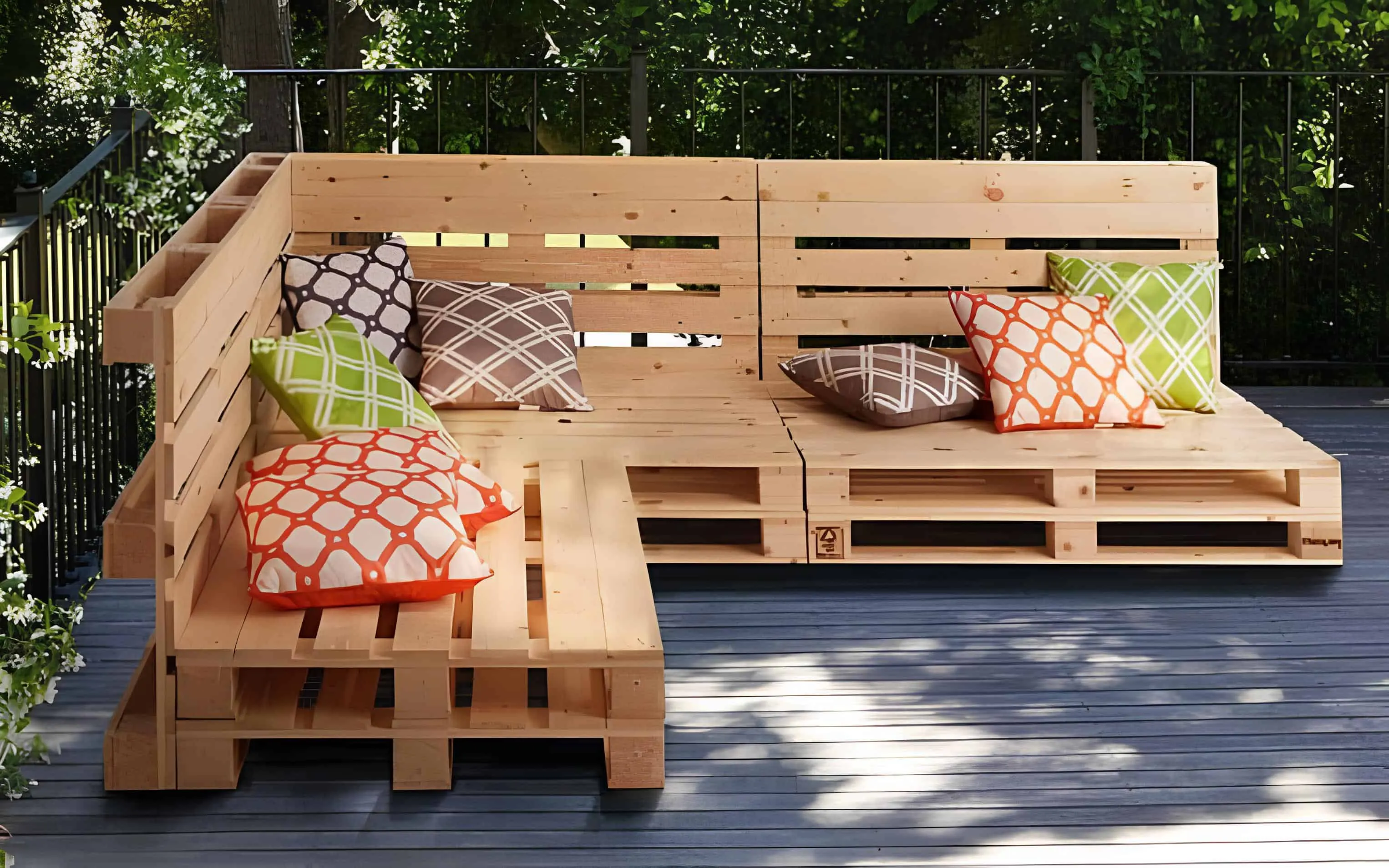 在露台上，带有鲜艳图案靠垫的大型L形托盘沙发