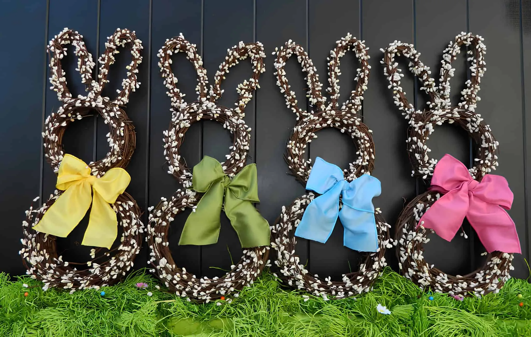 复活节门饰，配有白色兔子轮廓、粉色网和彩色鸡蛋