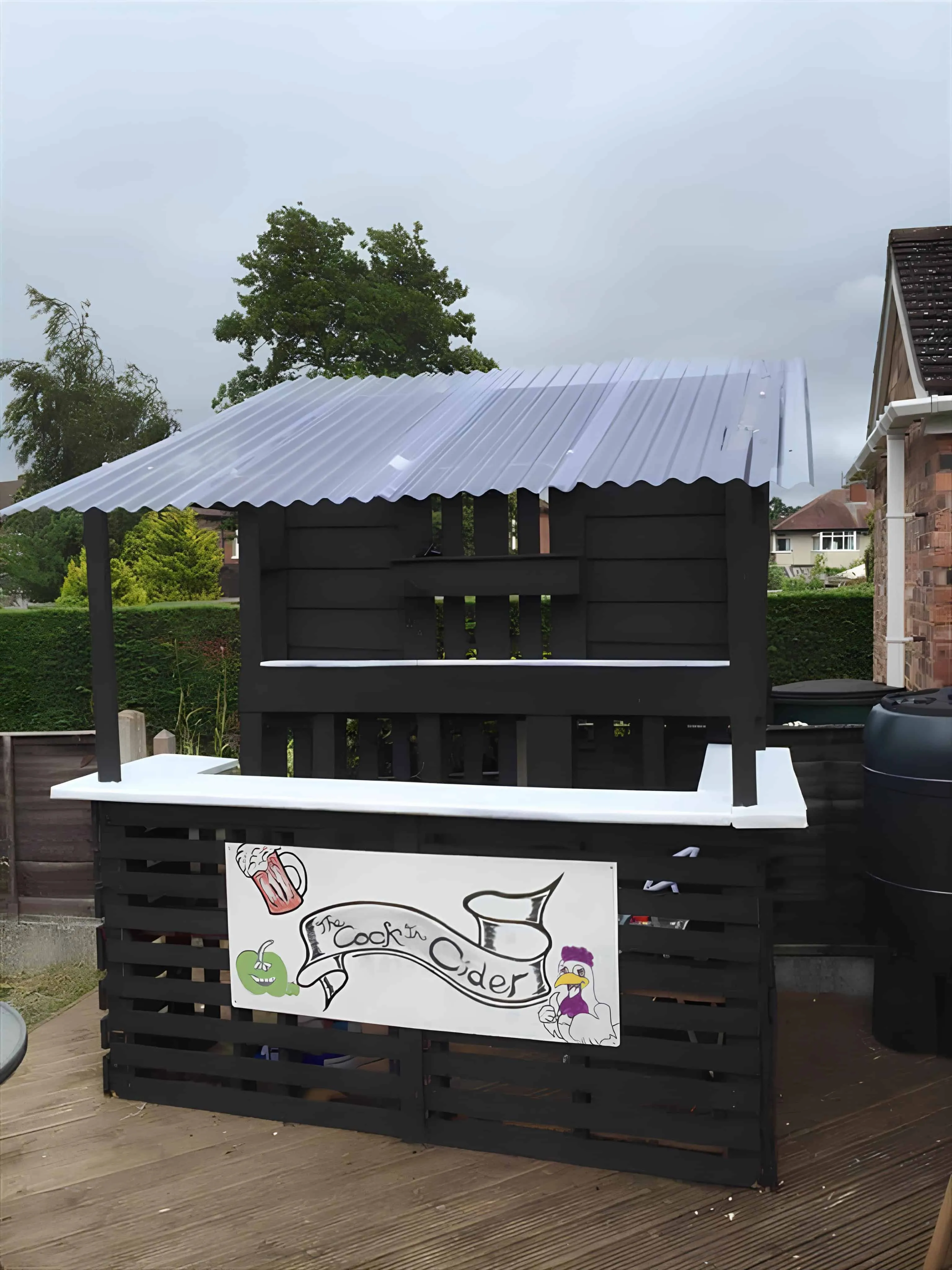 黑色涂装的托盘酒吧台，配有箱形屋顶和标签图案