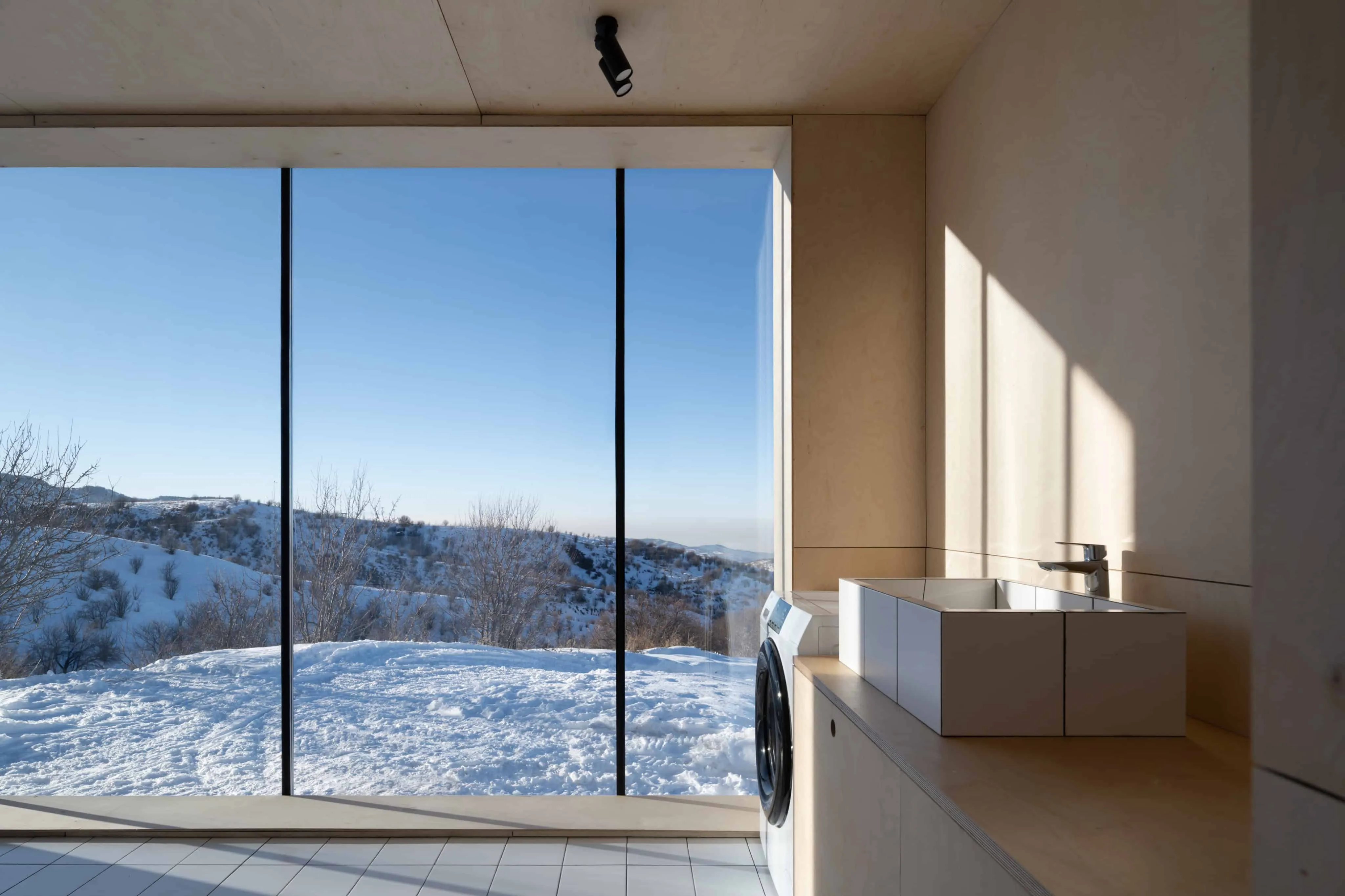 洗衣间设有大玻璃窗，可俯瞰山景。