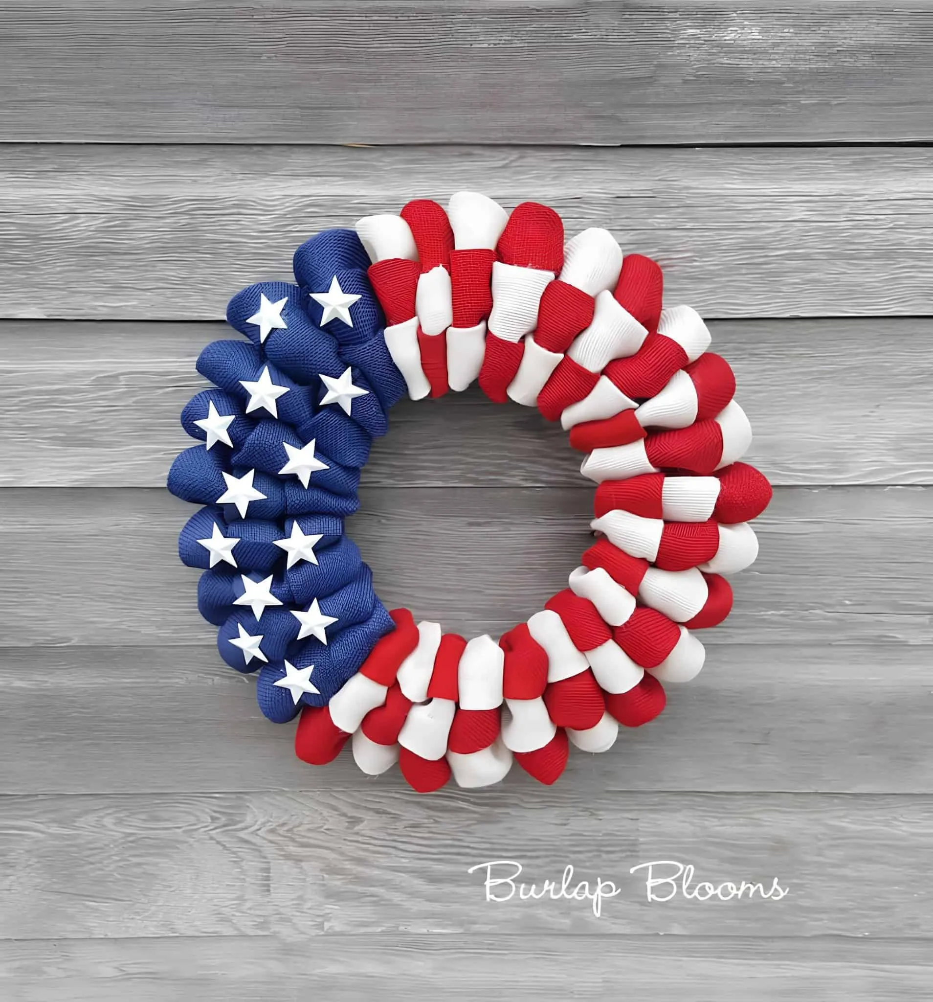 紧密卷曲的红、白、蓝丝带花环，配有星星