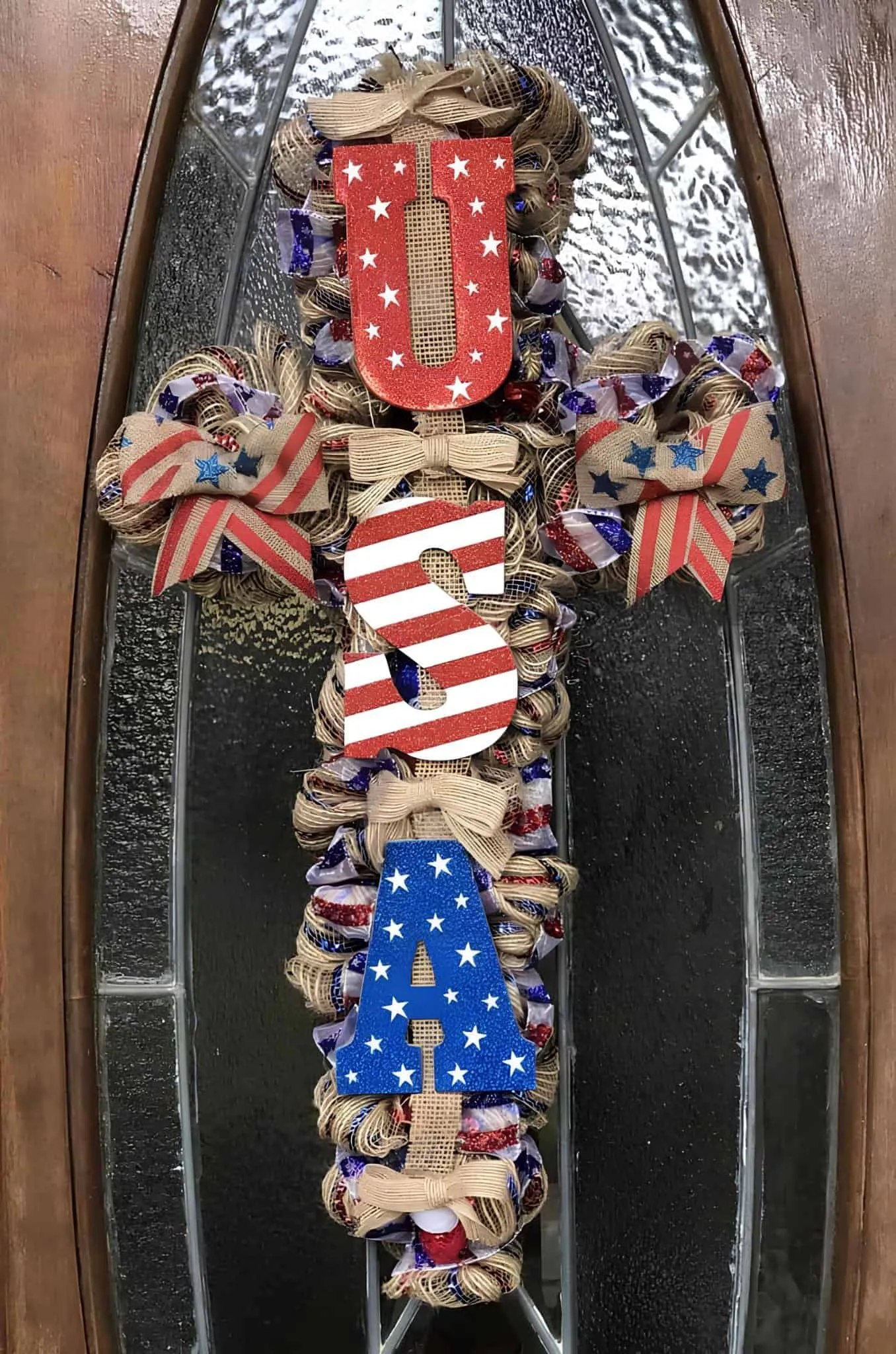 十字架花环，配有丝绸和红、白、蓝美国字母