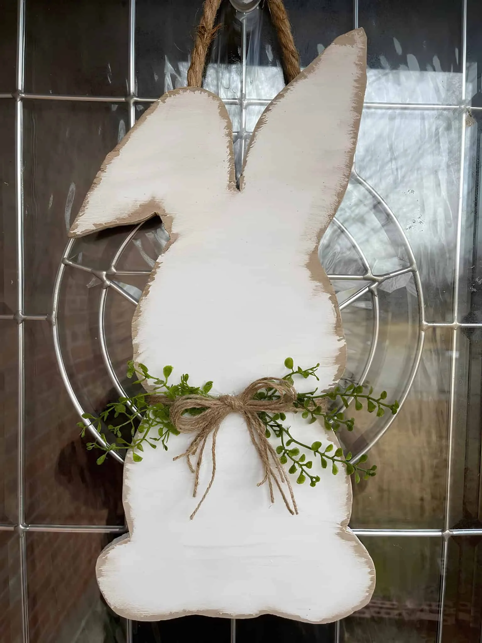 极简木门饰，配有兔子和绿叶