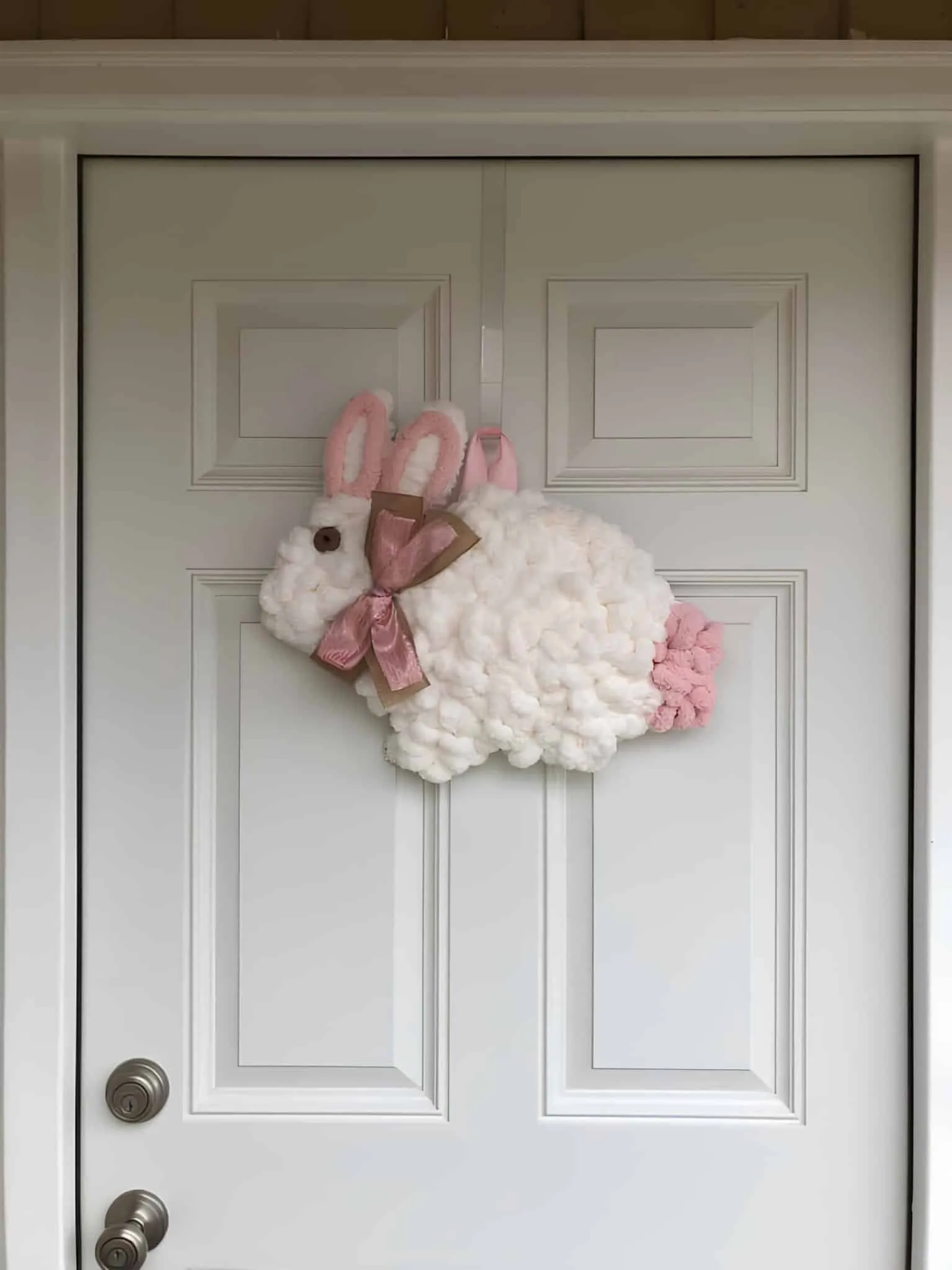 粗麻布带雏菊与鲜艳粉色丝带的门饰