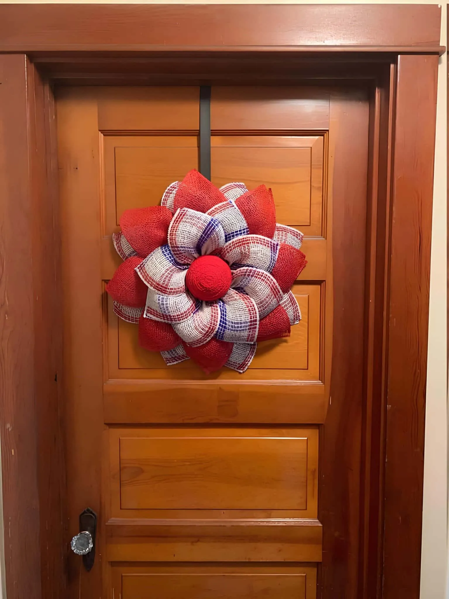 红、白、蓝装饰网格花环，配有层叠花瓣