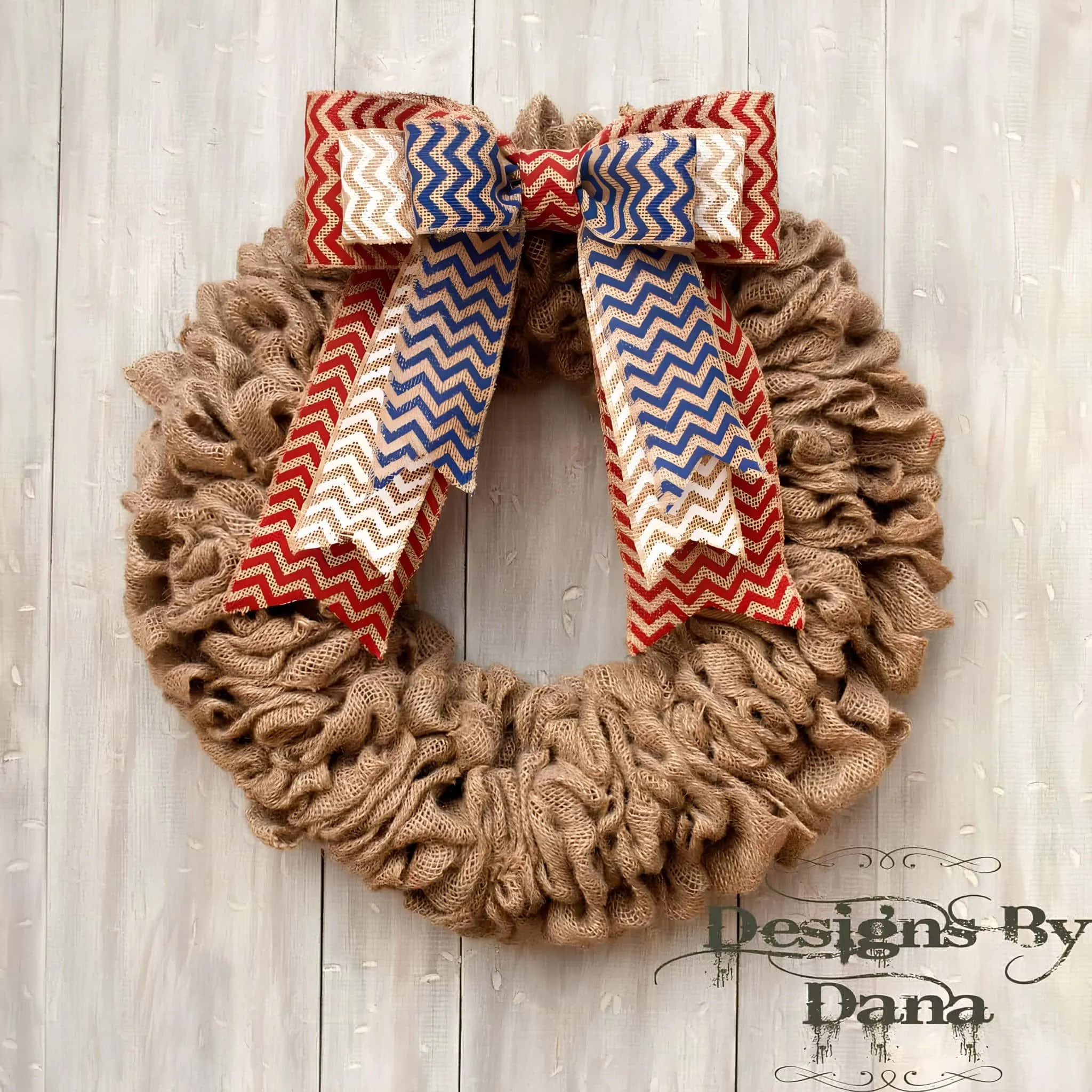 丝绸花环，配有红、白、蓝斜纹丝带