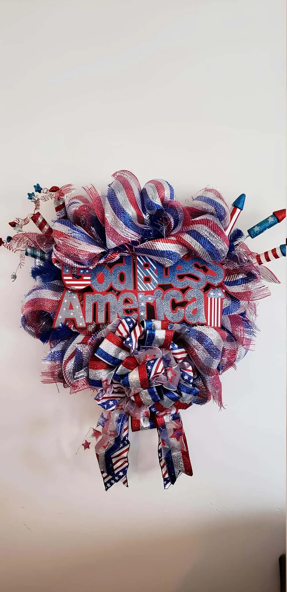 彩色装饰网格花环，中央有'上帝保佑美国'字样