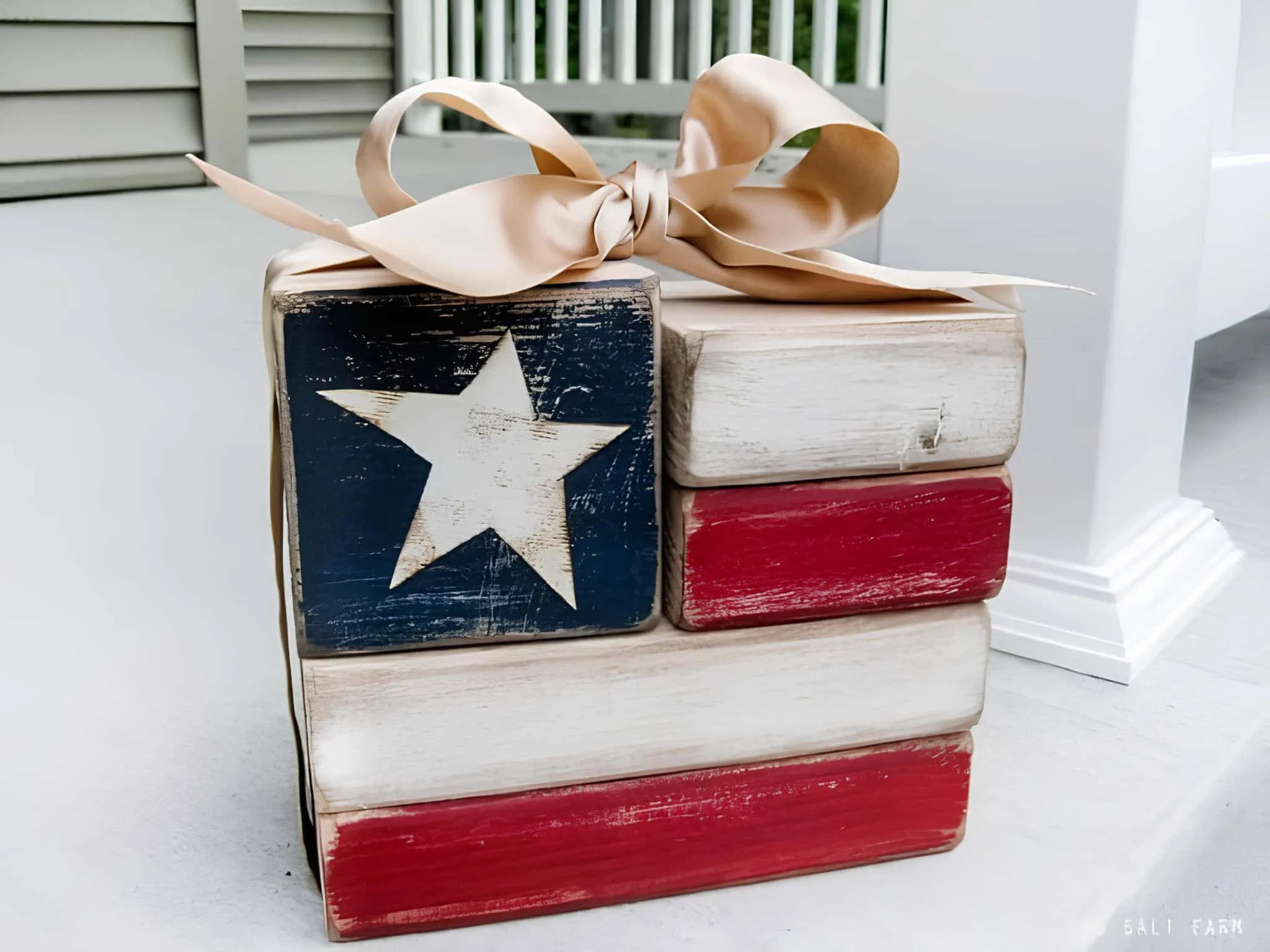 美国旗帜木盒，涂成旗帜颜色并配有丝带