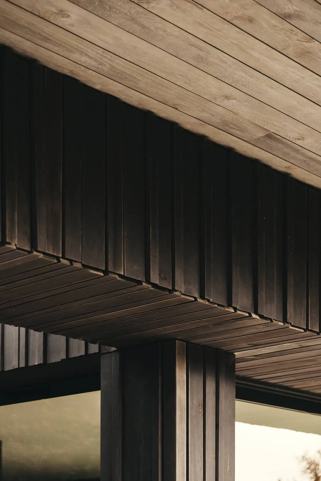 兰迪的现代木屋由Mod Cobet设计 建筑接缝处的木质饰面细节。