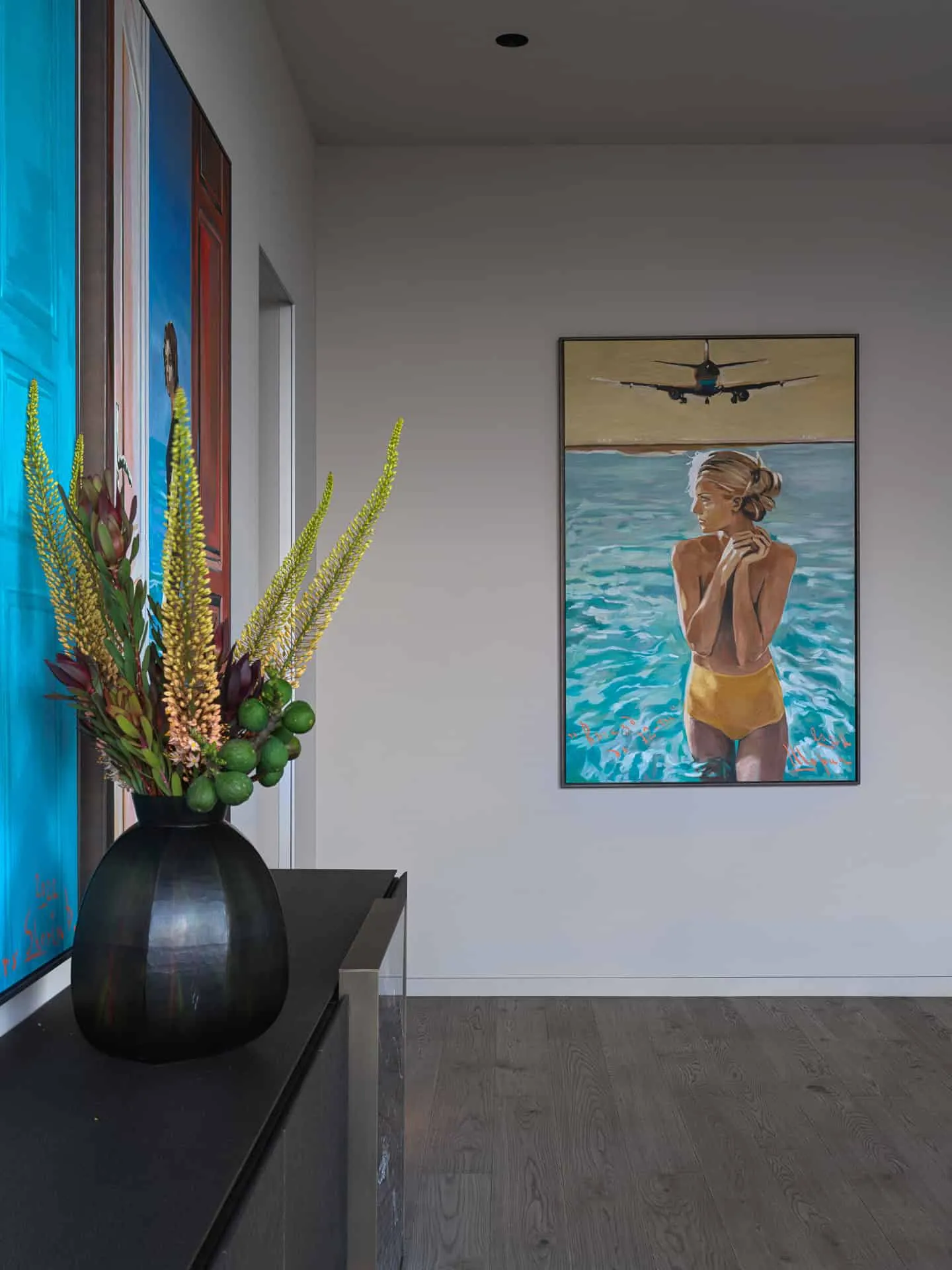 色彩斑斓的走廊，配有彩色肖像与花卉装饰。