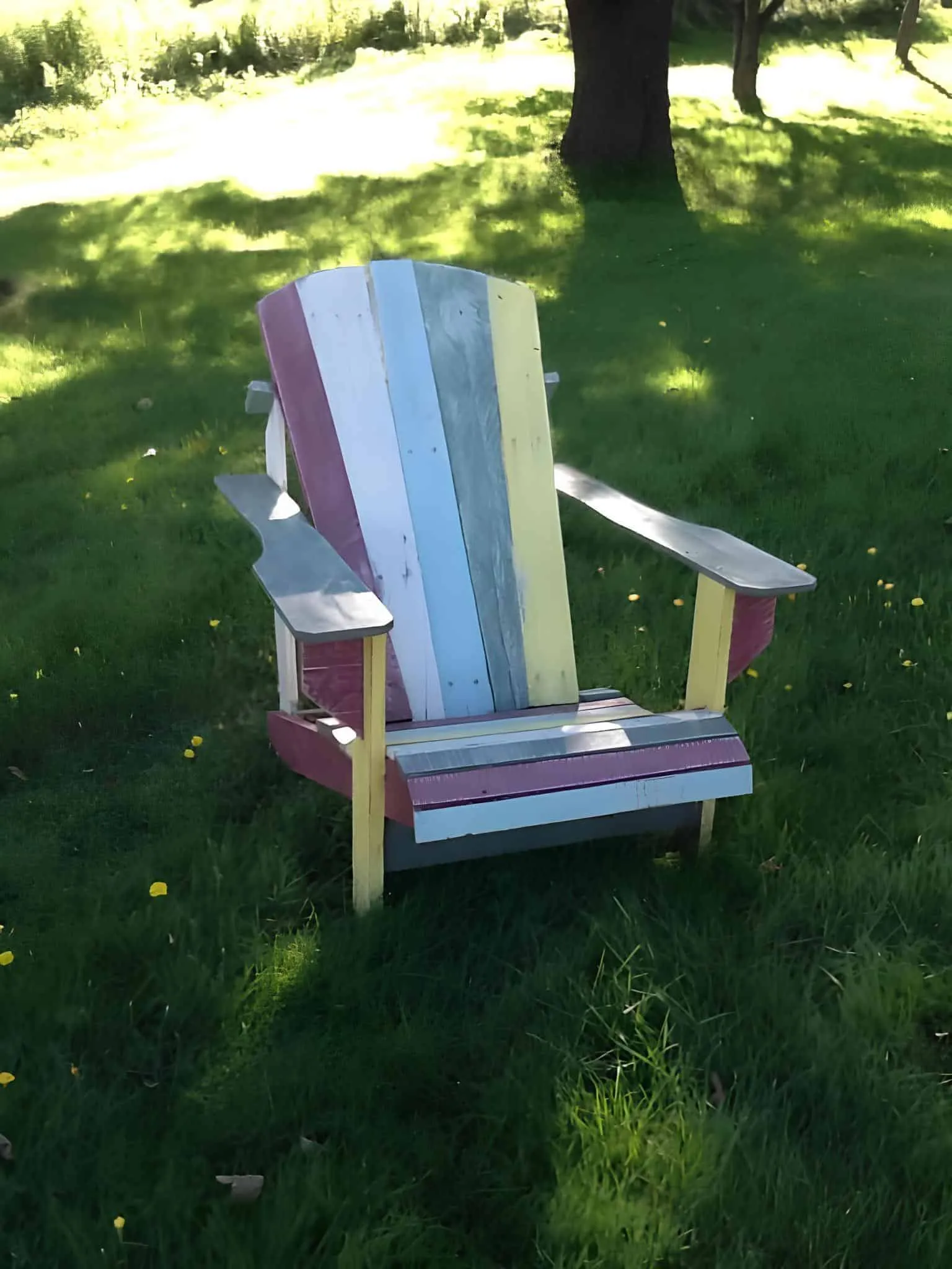 用粉彩颜色的回收托盘板制作的明亮花园椅