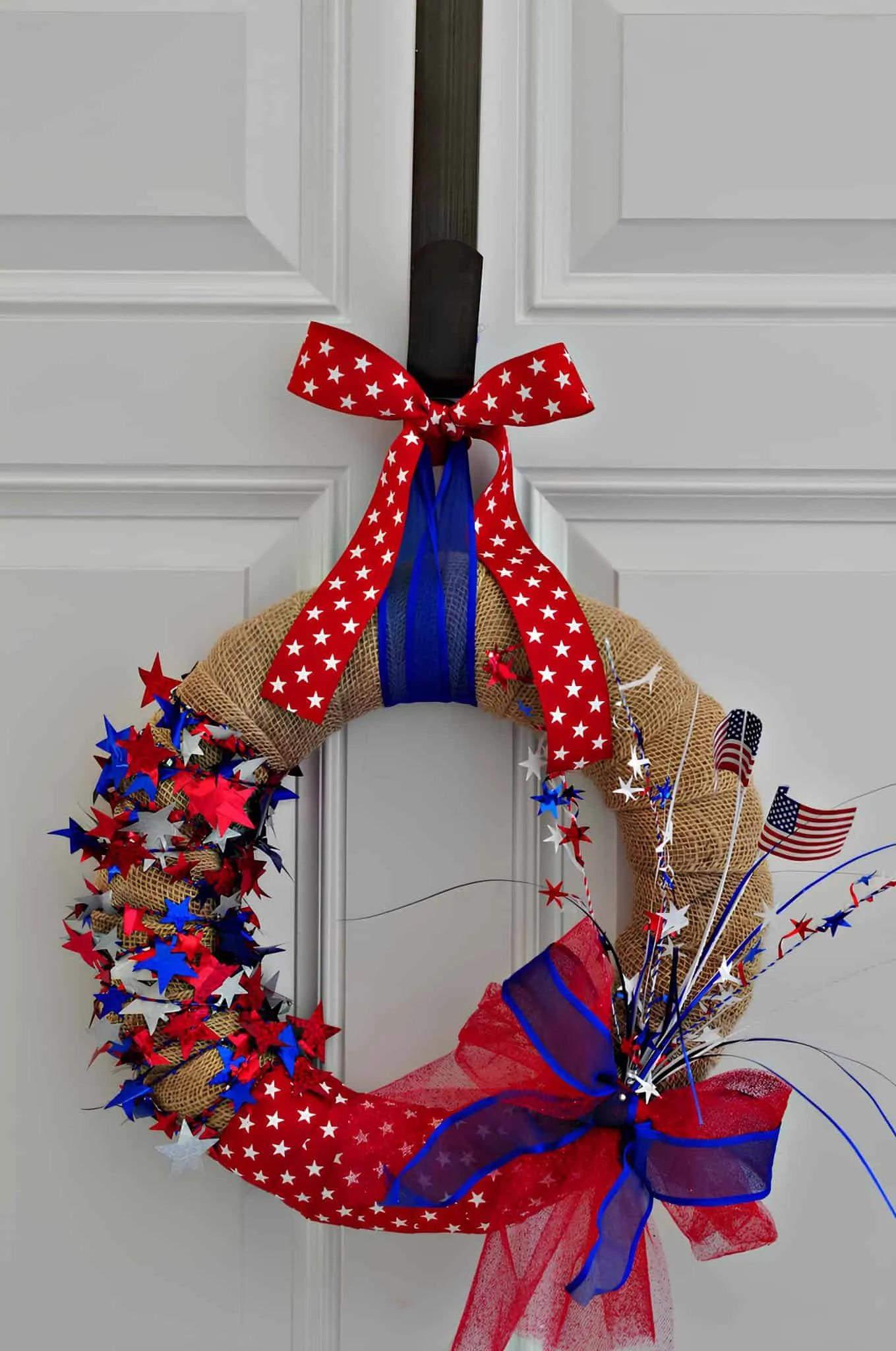 爱国花环，用红白蓝星形袋子和丝带包裹