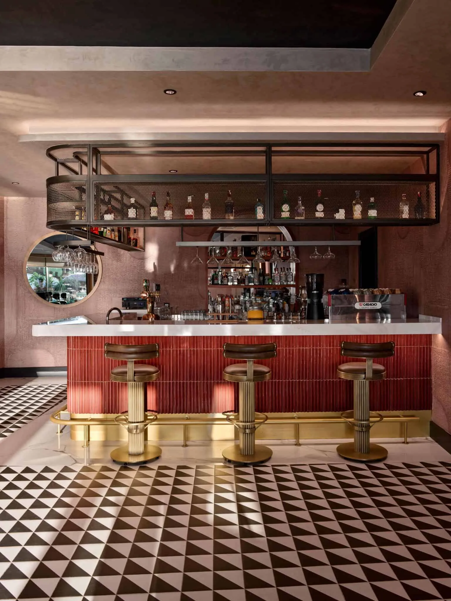 库萨达斯奢华世界酒店酒吧吧台 奢华酒店酒吧吧台细节,配有设计师座椅与高端装饰