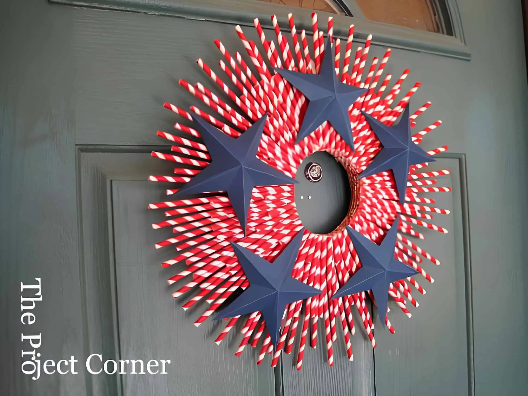 独特的红条纹纸稻草和蓝星星花环，现代爱国风格