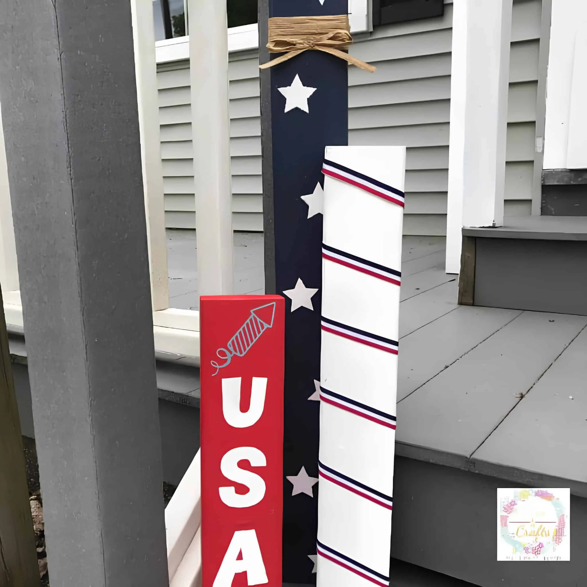 前院露台爱国装饰，配有红白蓝木柱作为旗帜