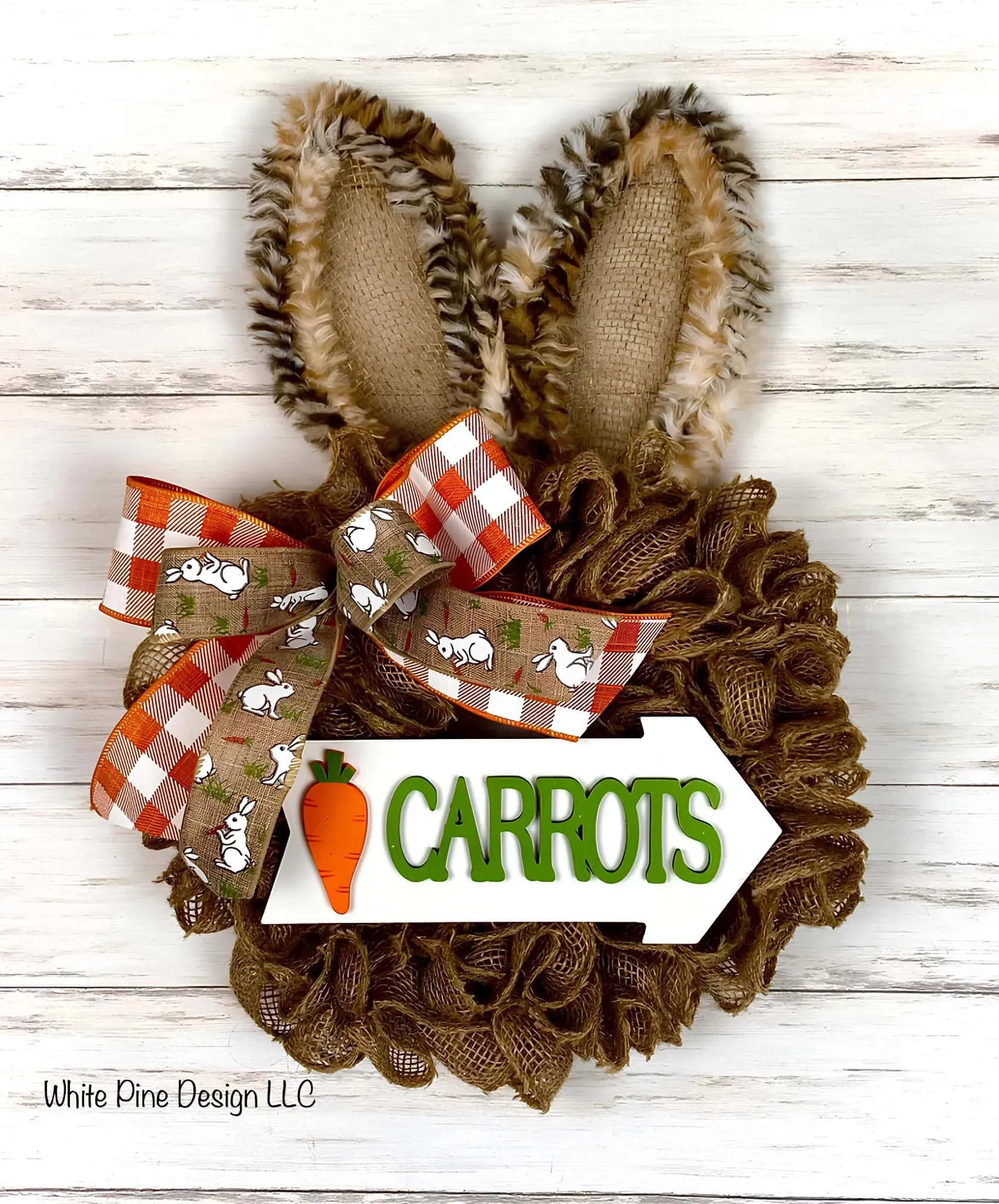 由柔软假耳朵和纹理粗麻布制成的幻想兔子门饰，配有胡萝卜标志和丝带细节