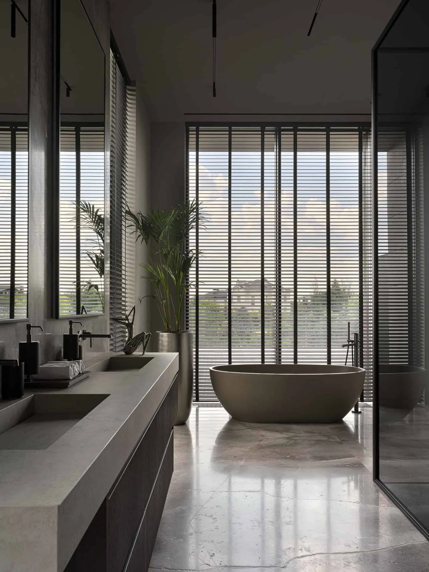 宽敞浴室，配有浮动洗手台与来自高窗的自然光。