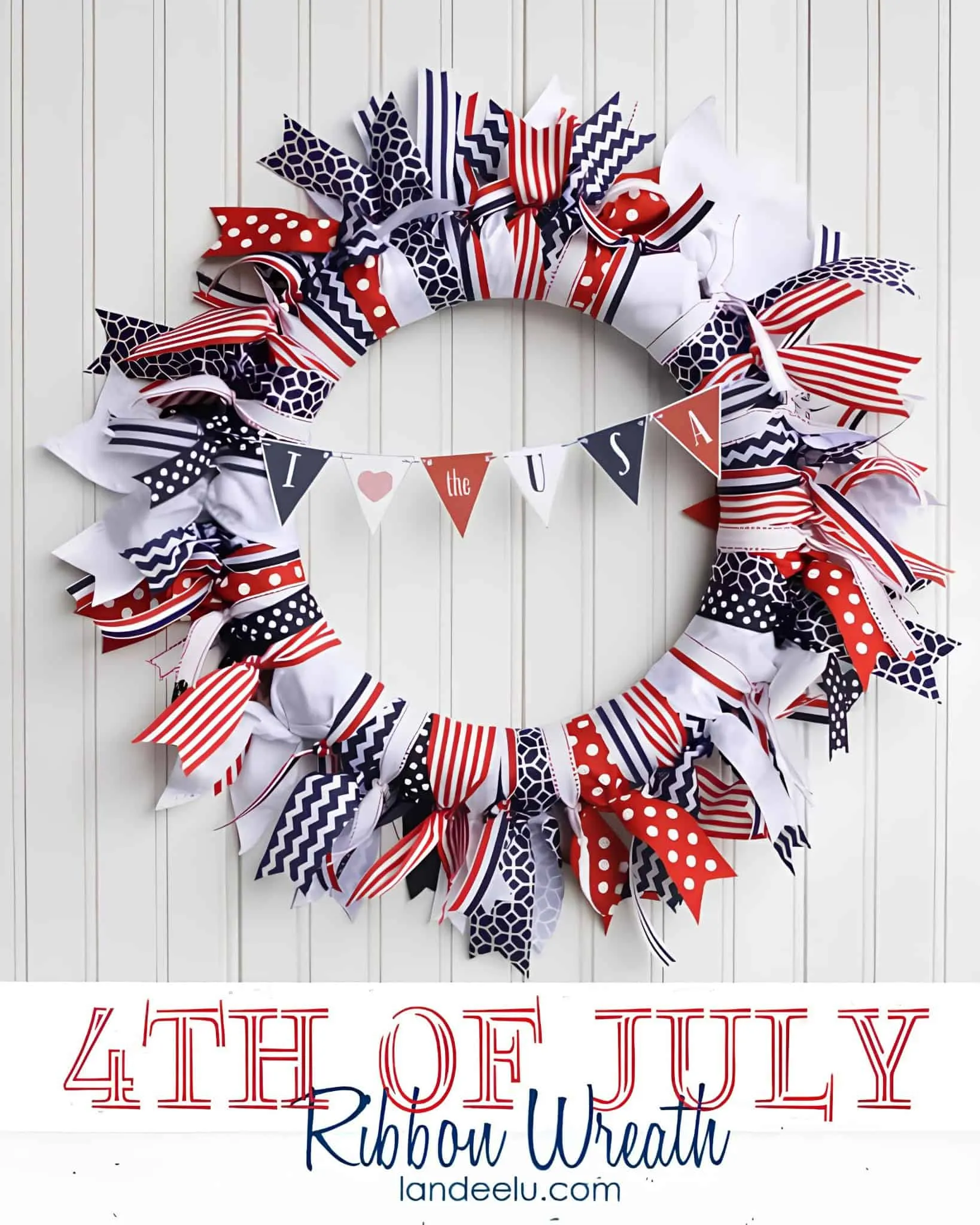 爱国花环，由红、白、蓝边角布料制成，配有'我 ♥ 美国'横幅