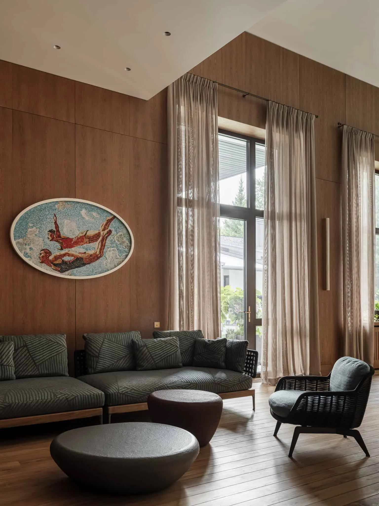 Лофтовий простір відпочинку з темною дерев'яною обкладиною і затишною плетеною мебллю.