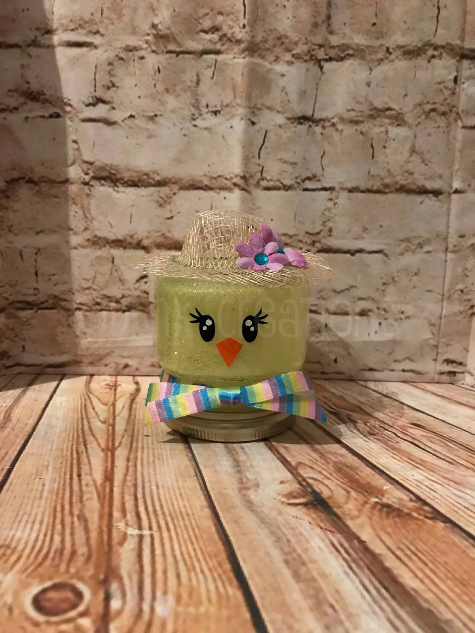 黄色复活节小鸡 Mason 罐子，有闪亮、柔和丝带和春季丝带