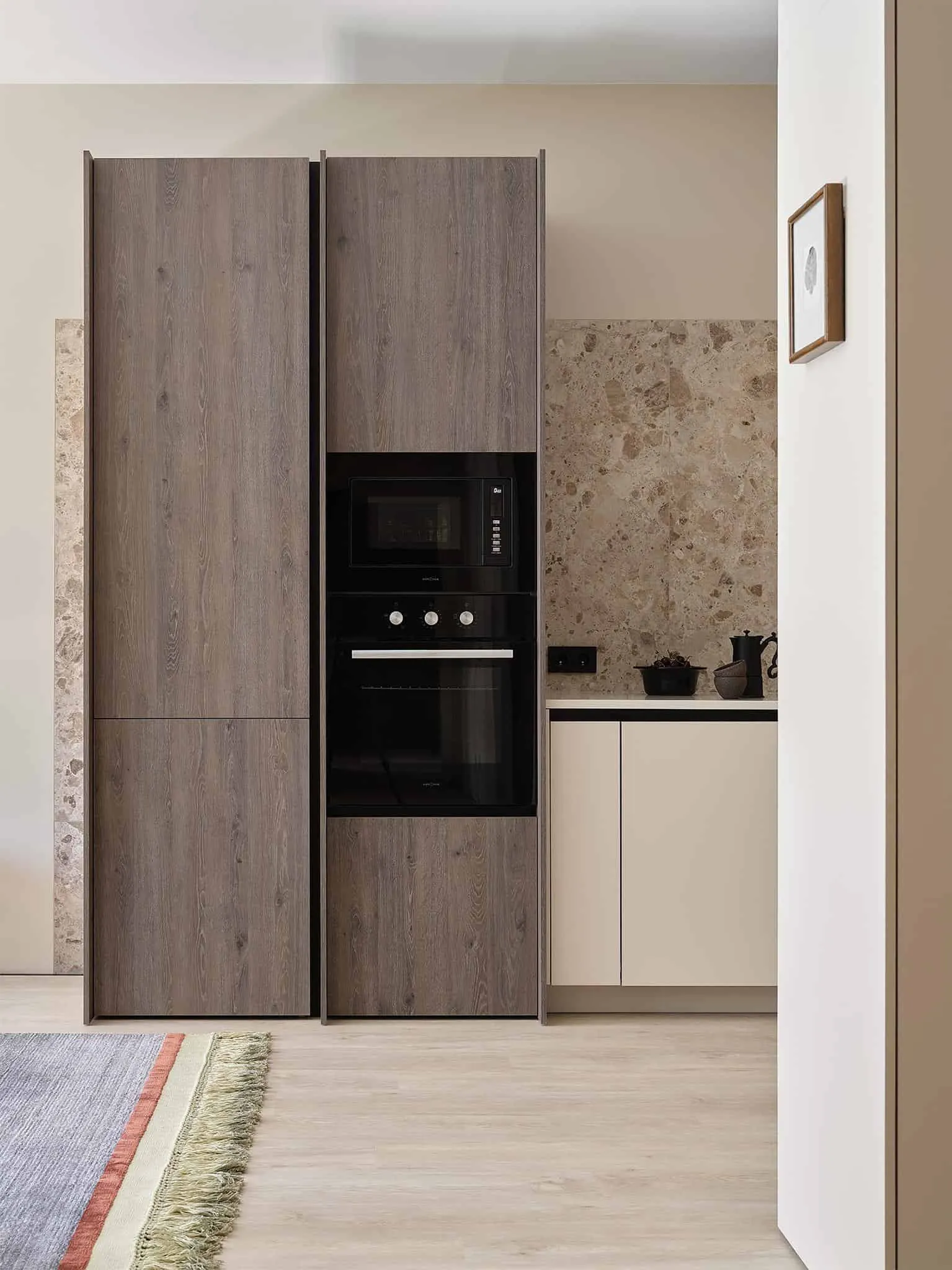 米色厨房与餐厅的优雅搭配，采用现代天然纹理。