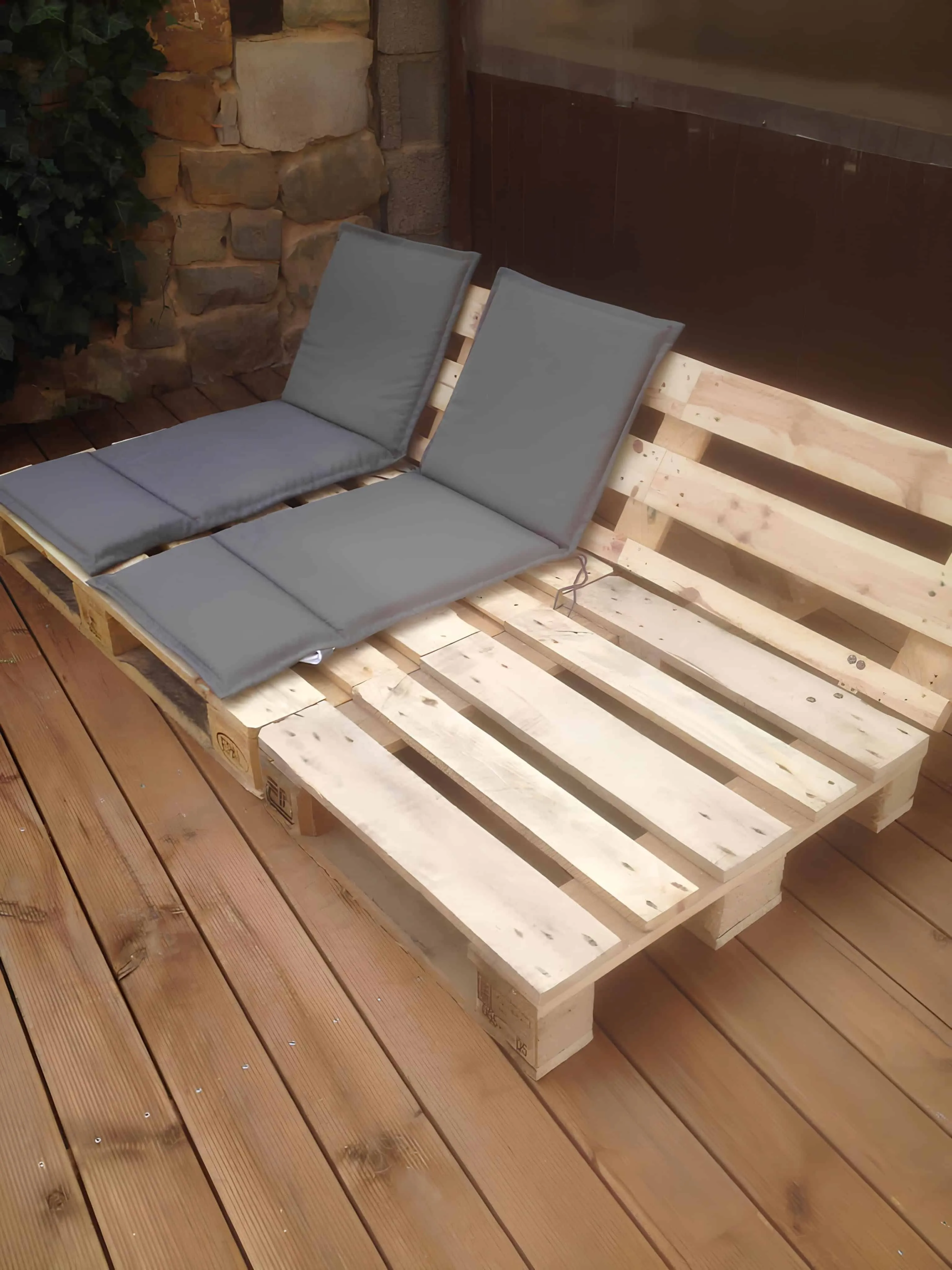 带有灰色靠垫的木制户外休息沙发