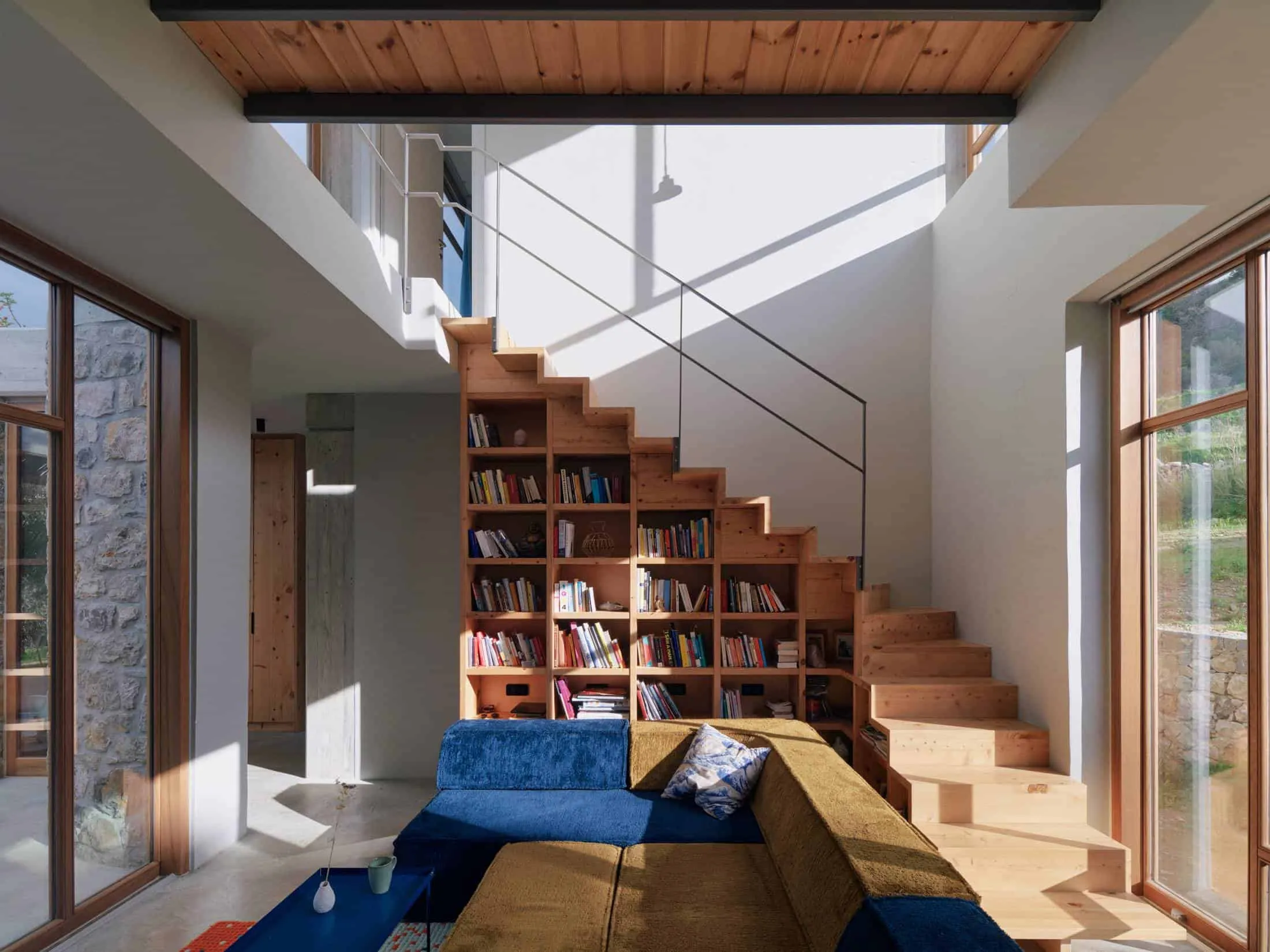 Meraki House — зона отдыха под перголой в тени