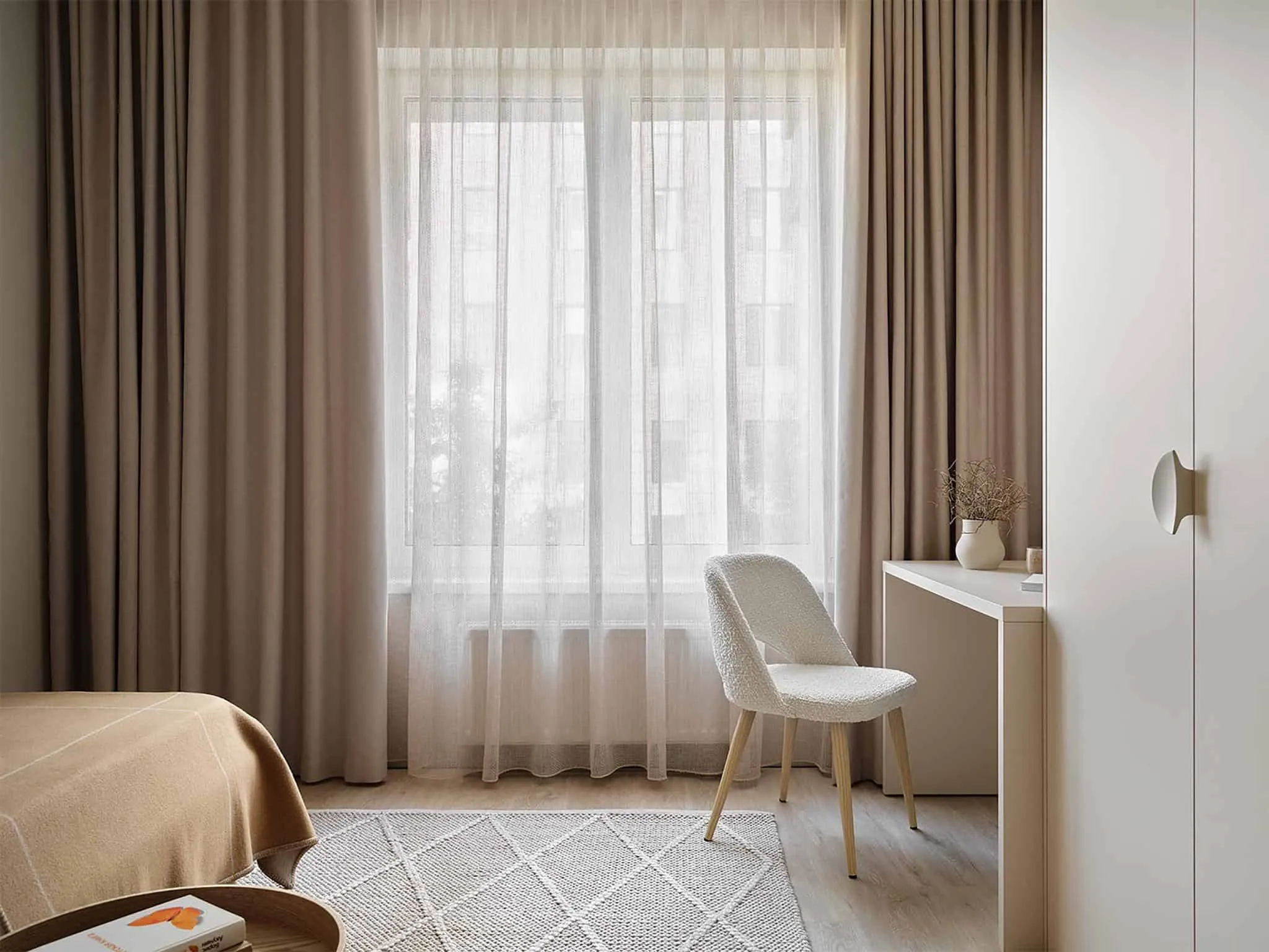 柔和照明的儿童房，配有工作区和米色窗帘。