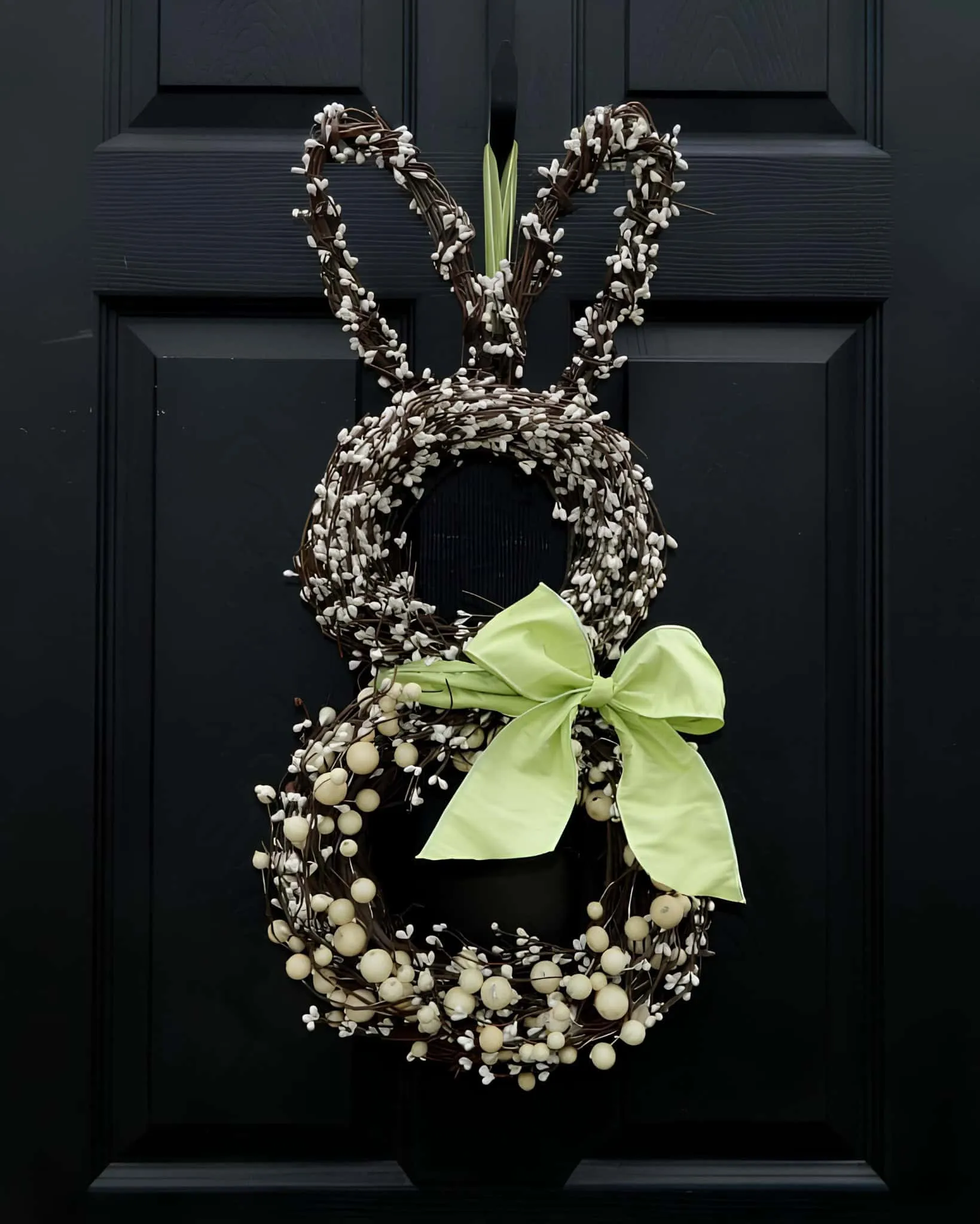 兔子形状门饰，配有白色浆果和绿色丝带