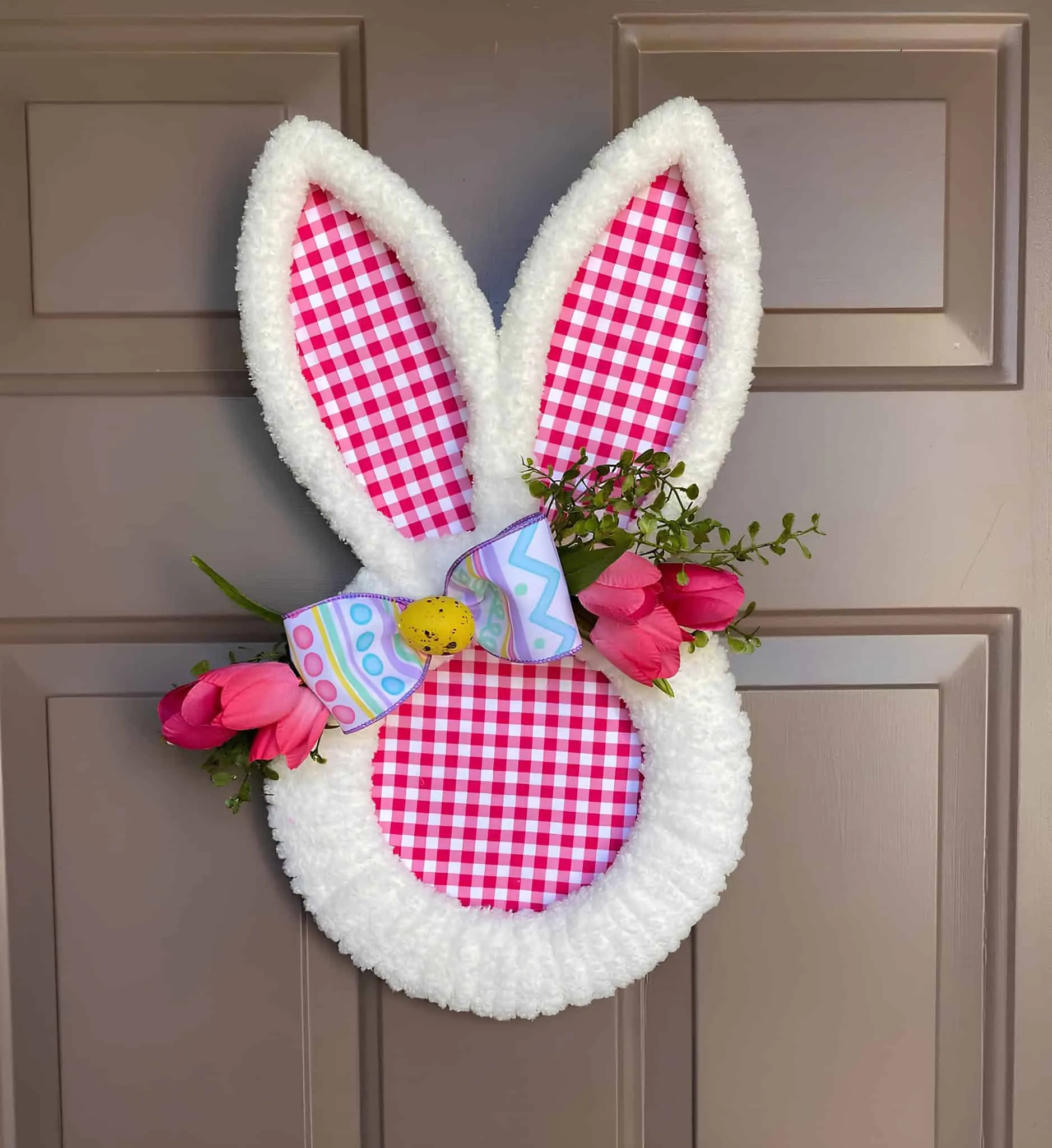 格子兔子门饰，配有鲜艳的郁金香和粉彩丝带