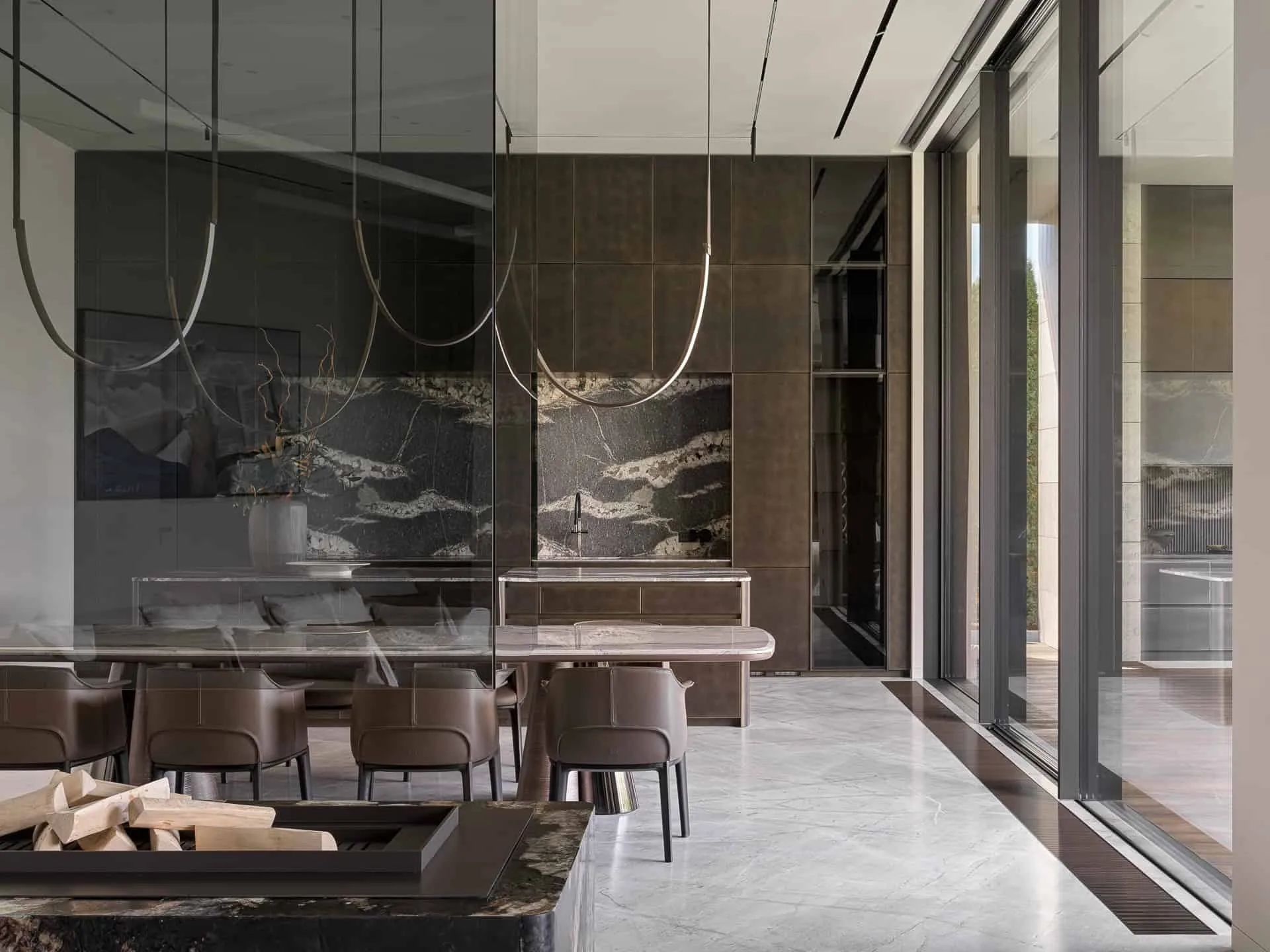 镜面玻璃墙与大理石厨房组成的开放用餐区域。