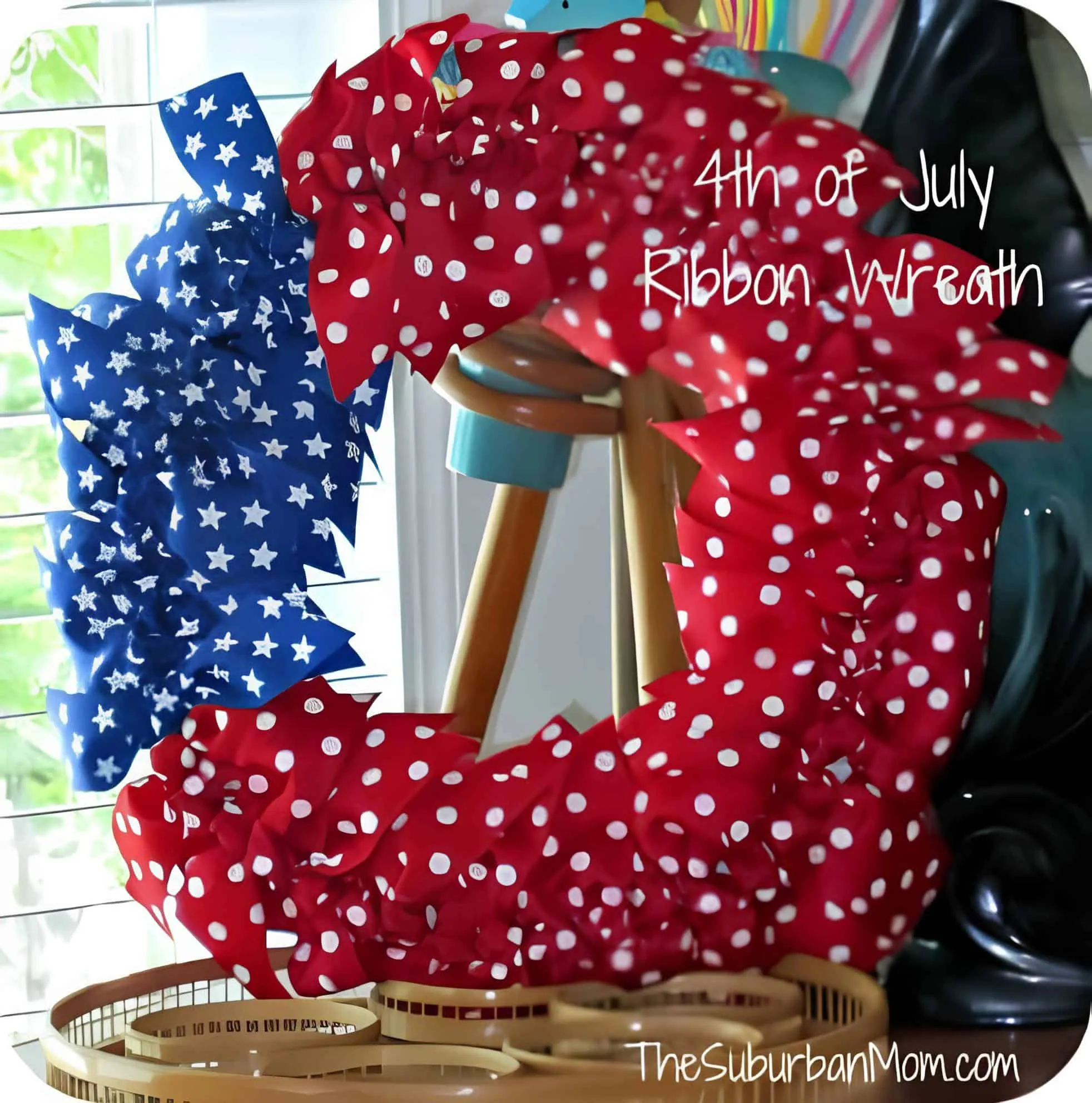 有趣的活泼花环，配有红条纹和蓝星星，用于充满活力的爱国宣言