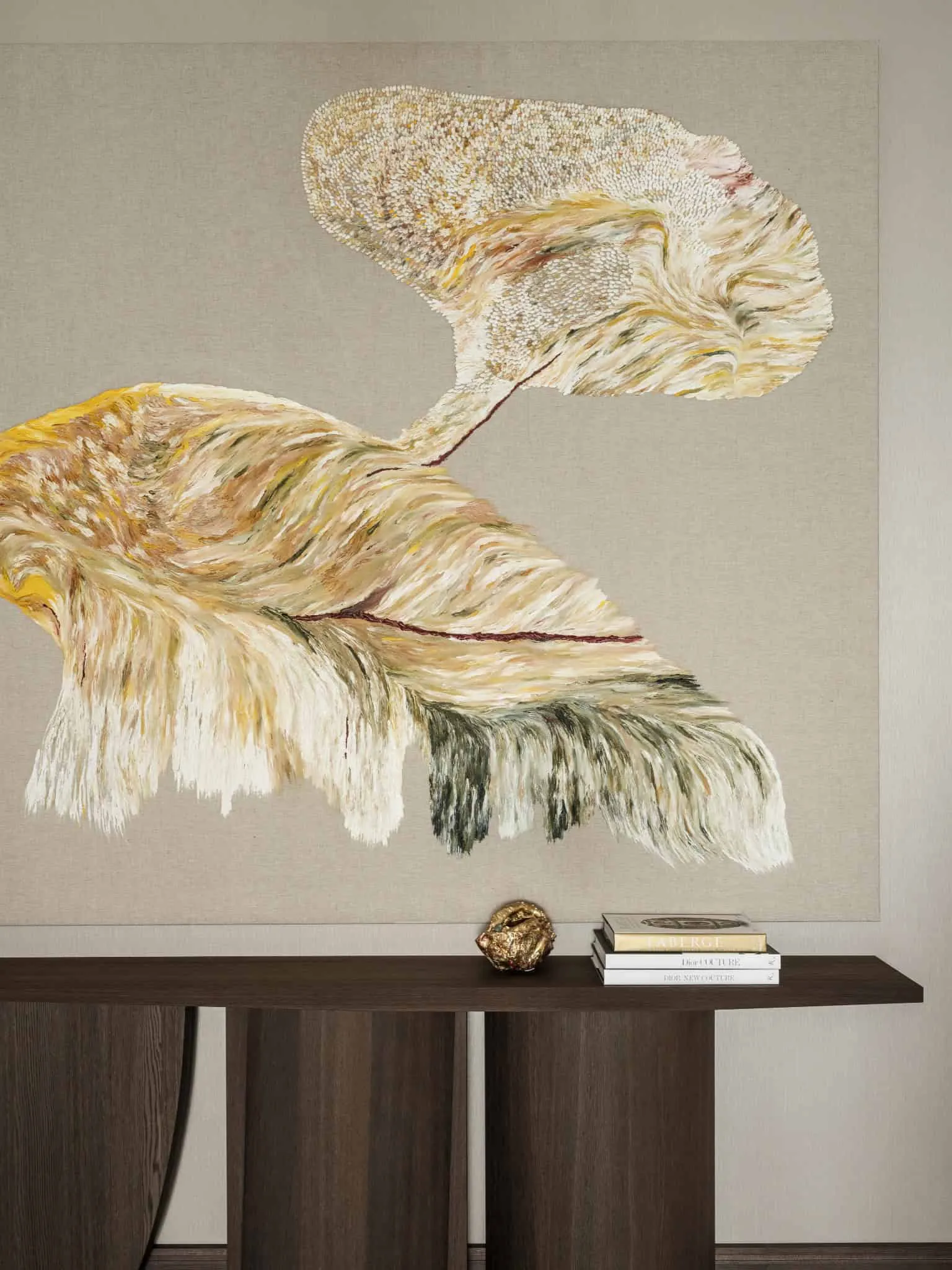 Нейтральний сучасний малюнок над мінімалістичною дерев'яною консоллю.