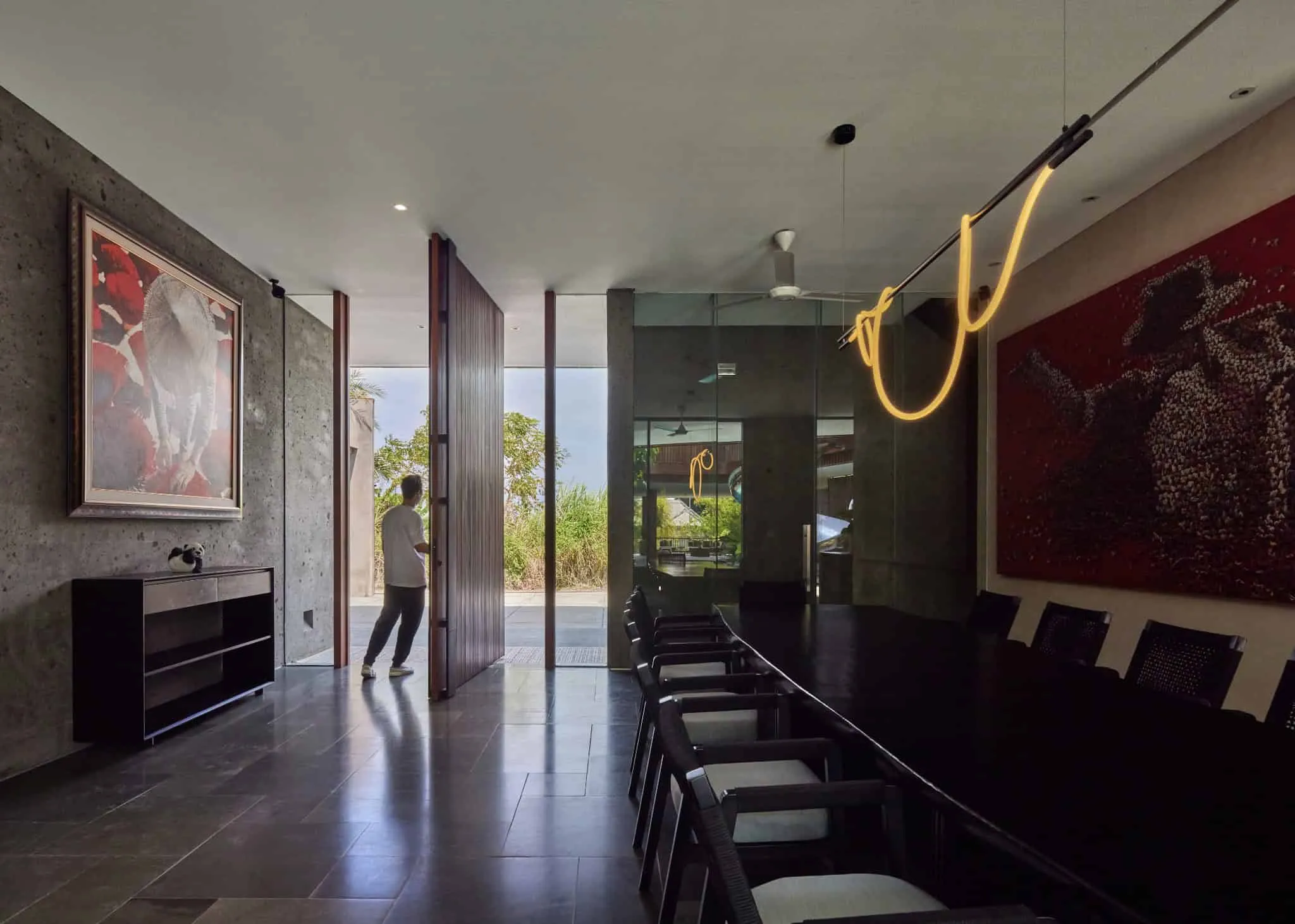 巴厘岛别墅的时尚餐厅，配有明亮艺术作品和自然光。