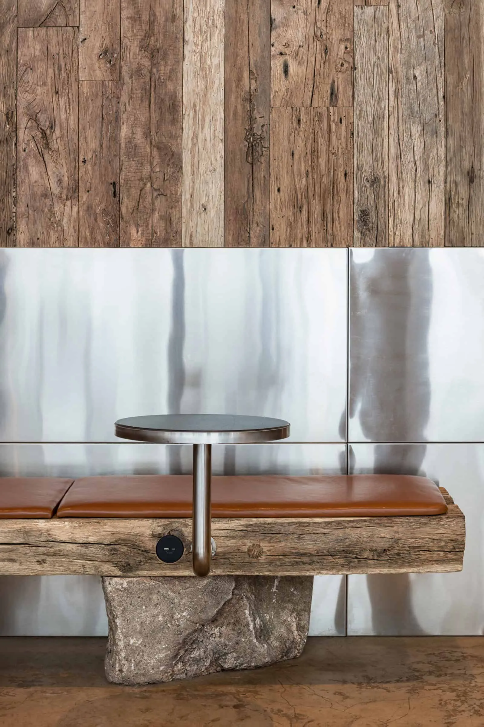 长椅结构细节，包含金属支架、做旧木材和石质底座