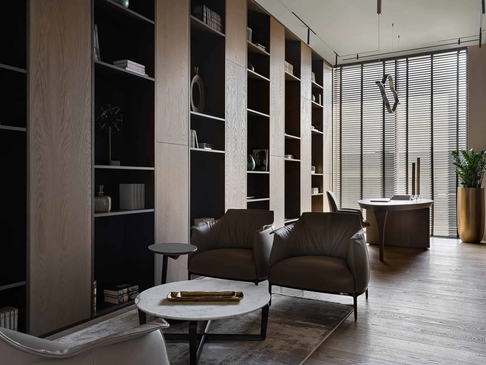 现代图书馆，配有高书架与自然采光。