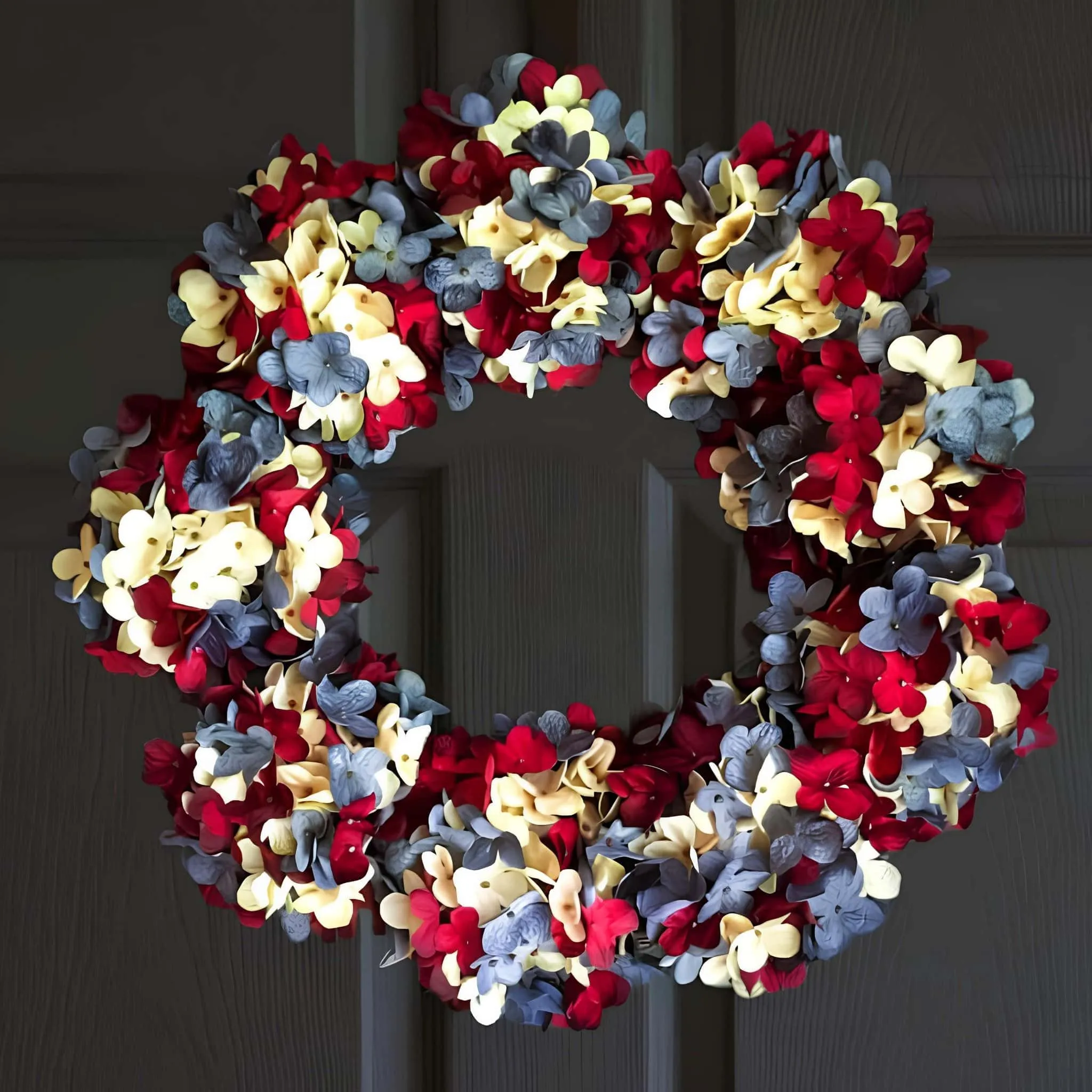 门前红、象牙和蓝假绣球花环