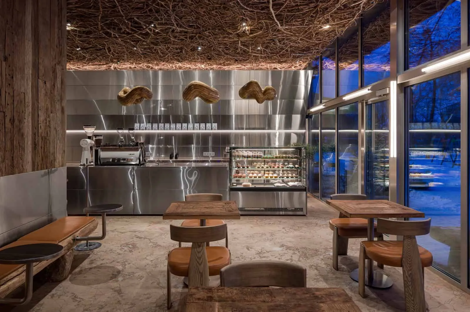 带有木质家具、玻璃立面和木质天花板元素的咖啡馆夜景