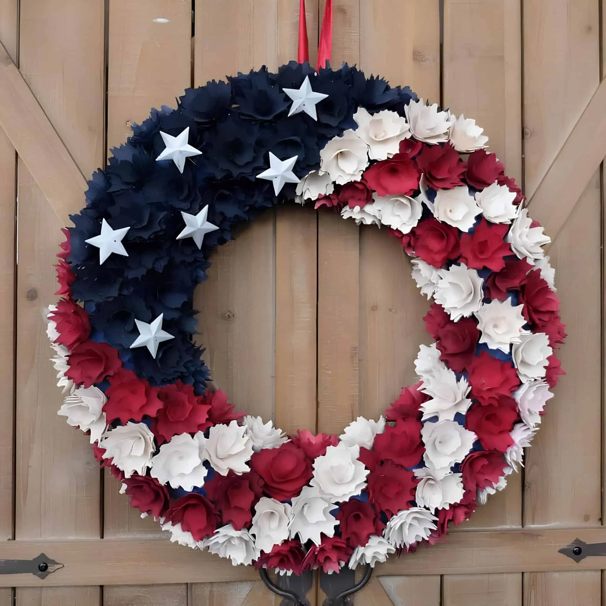 红、白、蓝假花花环，呈国旗形状