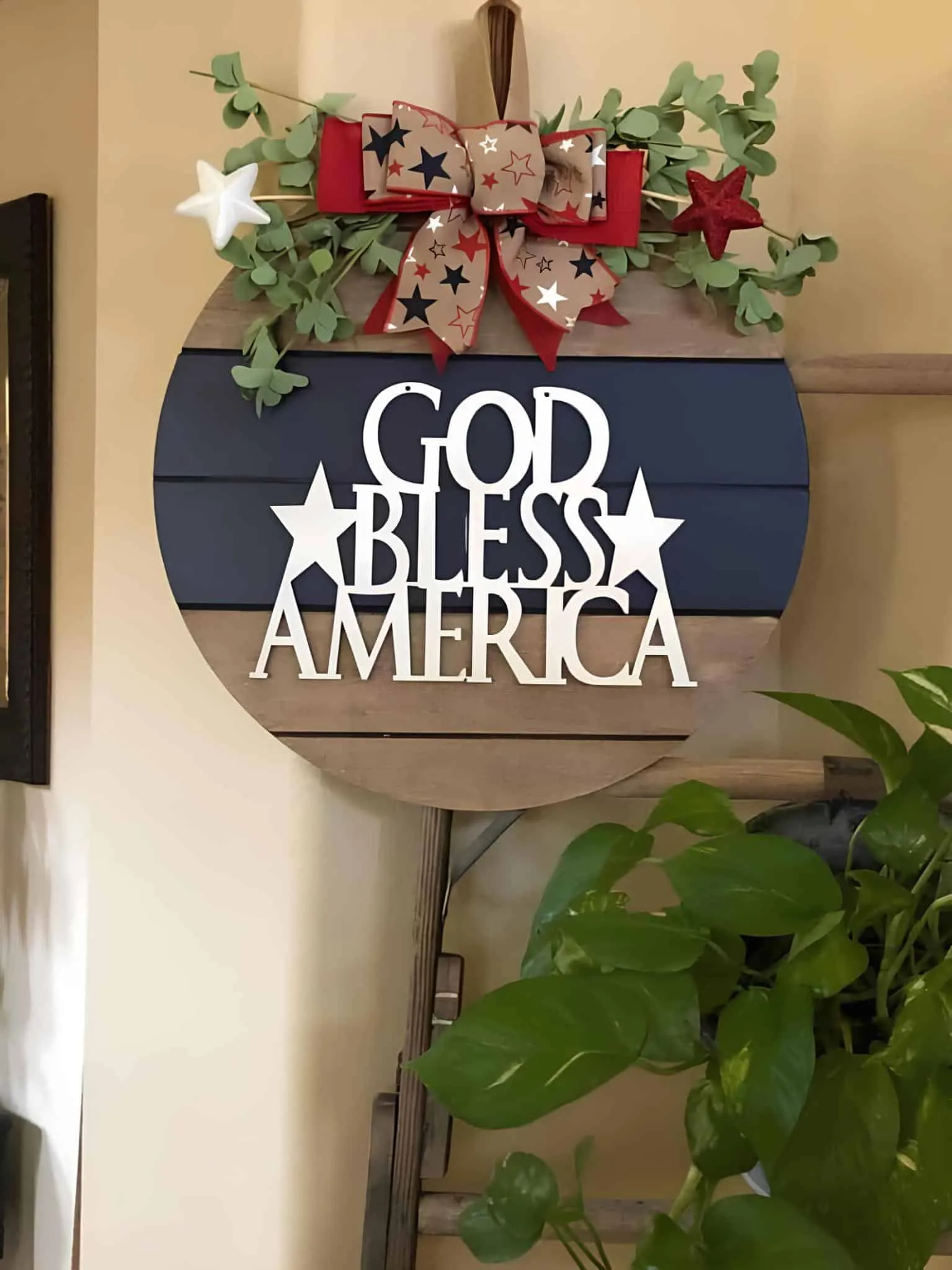 圆形木牌，配有'上帝保佑美国'、红星丝带和绿色