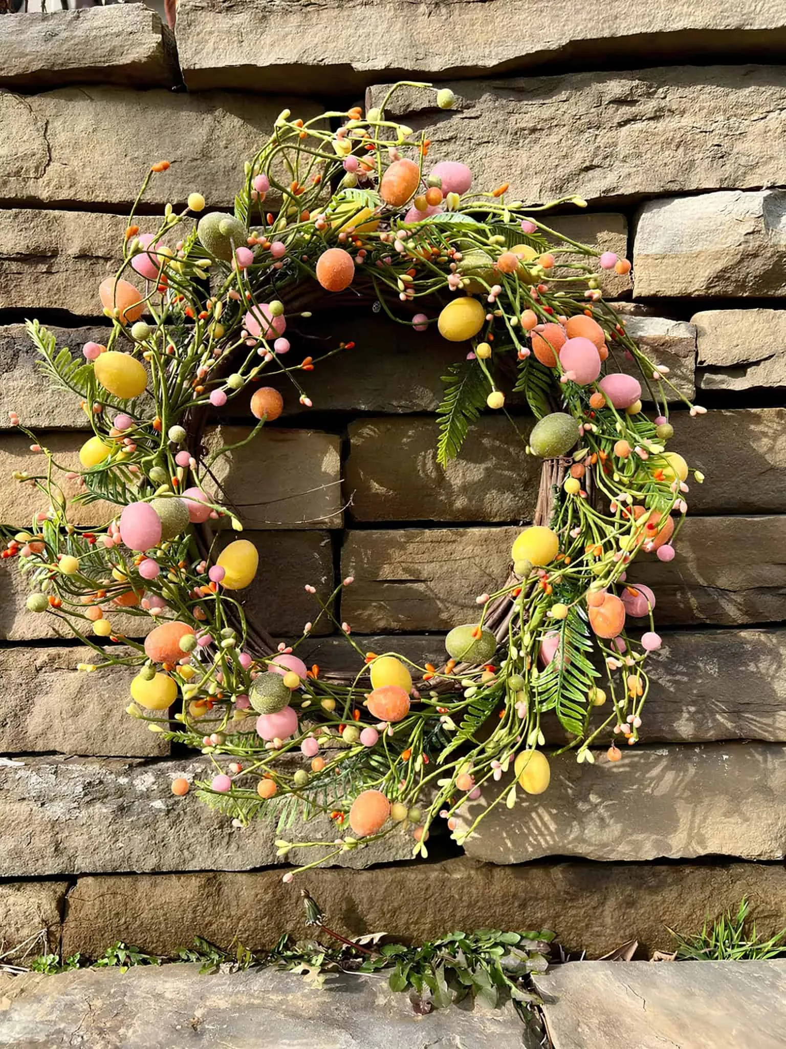 彩色粉彩门饰，配有枝条和绿叶